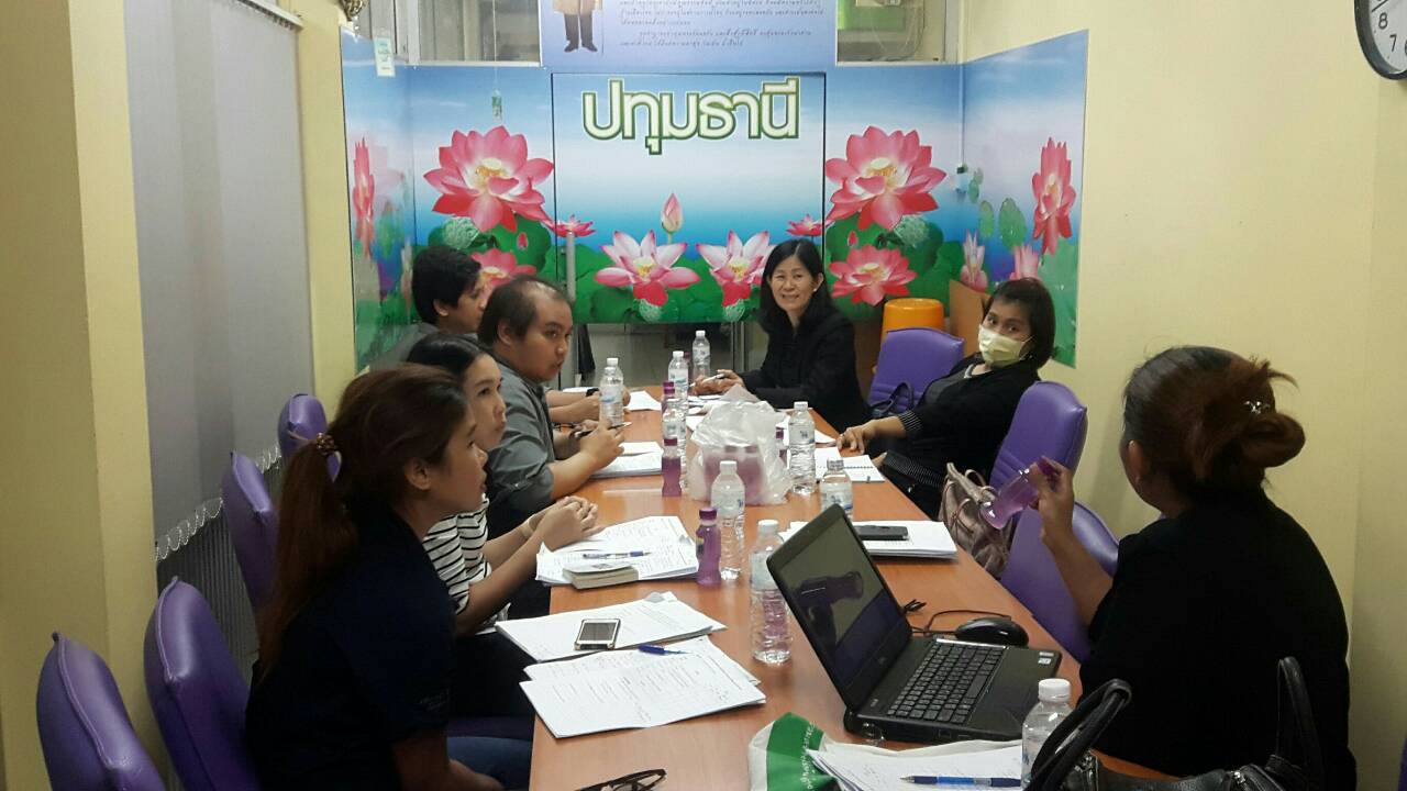นางวรรณา ลิ่มพานิชย์ ผอ.กลุ่มงานส่งเสริมสัมมาชีพชุมชนลงพื้นที่เก็บข้อมูลกับมูลนิธิสัมมาชีพ