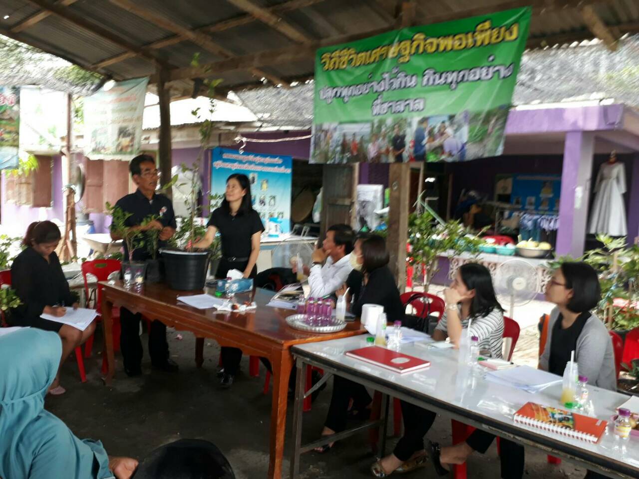 นางวรรณา ลิ่มพานิชย์ ผอ.กลุ่มงานส่งเสริมสัมมาชีพชุมชนลงพื้นที่เก็บข้อมูลกับมูลนิธิสัมมาชีพ