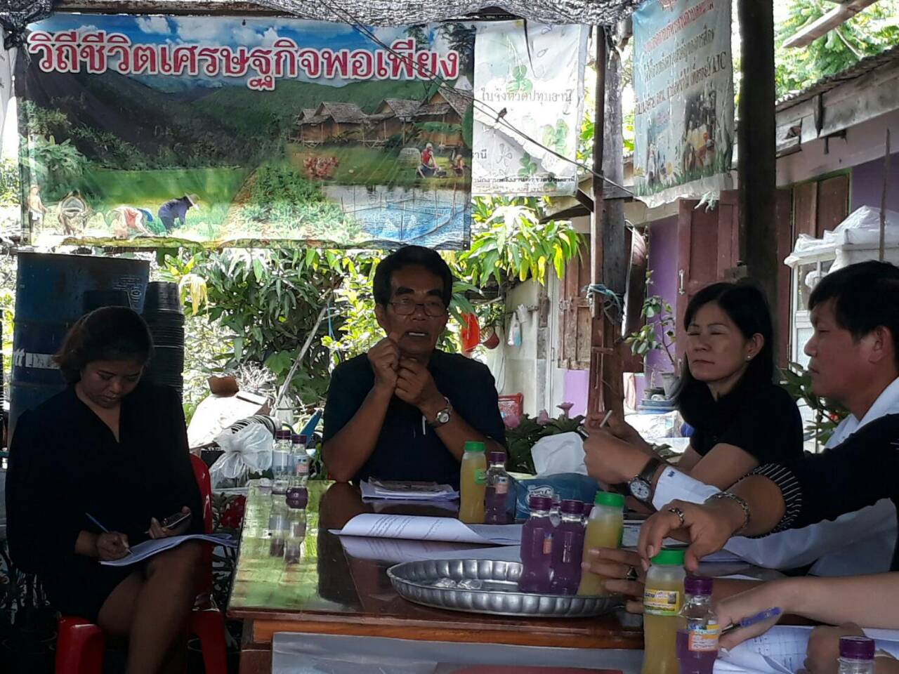 นางวรรณา ลิ่มพานิชย์ ผอ.กลุ่มงานส่งเสริมสัมมาชีพชุมชนลงพื้นที่เก็บข้อมูลกับมูลนิธิสัมมาชีพ