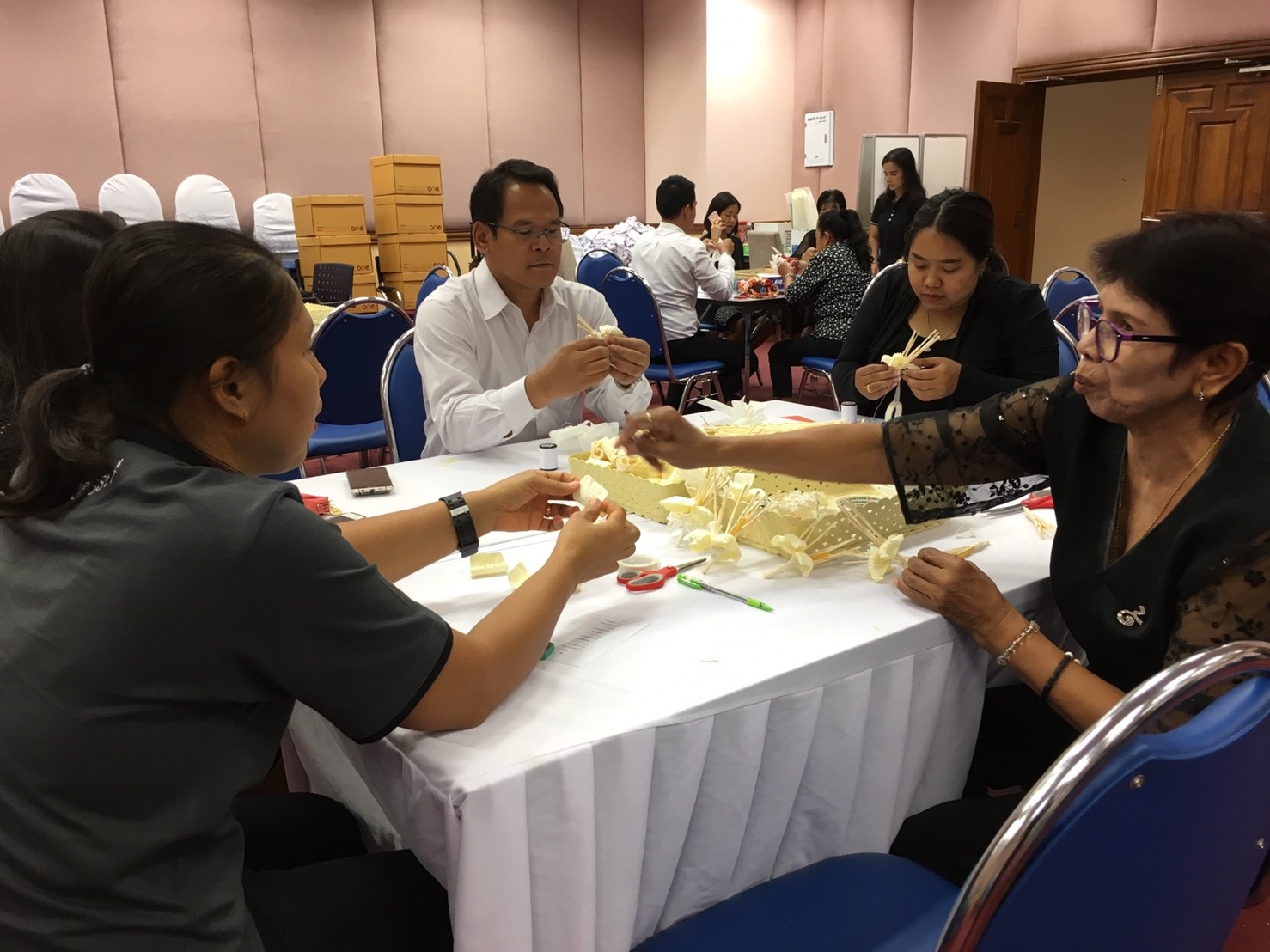 ข้าราชการ กรมการพัฒนาชุมชนต่างสำนึกในพระมหากรุณาธิคุณ ร่วมโครงการจิตอาสาประดิษฐ์ดอกไม้จันทน์ ใช้ถวายพระเพลิง “ในหลวง ร.9”