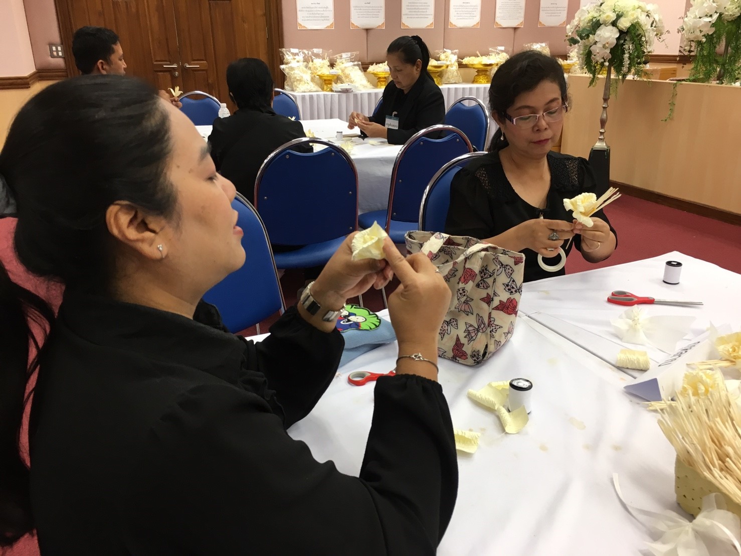 ข้าราชการ กรมการพัฒนาชุมชนต่างสำนึกในพระมหากรุณาธิคุณ ร่วมโครงการจิตอาสาประดิษฐ์ดอกไม้จันทน์ ใช้ถวายพระเพลิง “ในหลวง ร.9”
