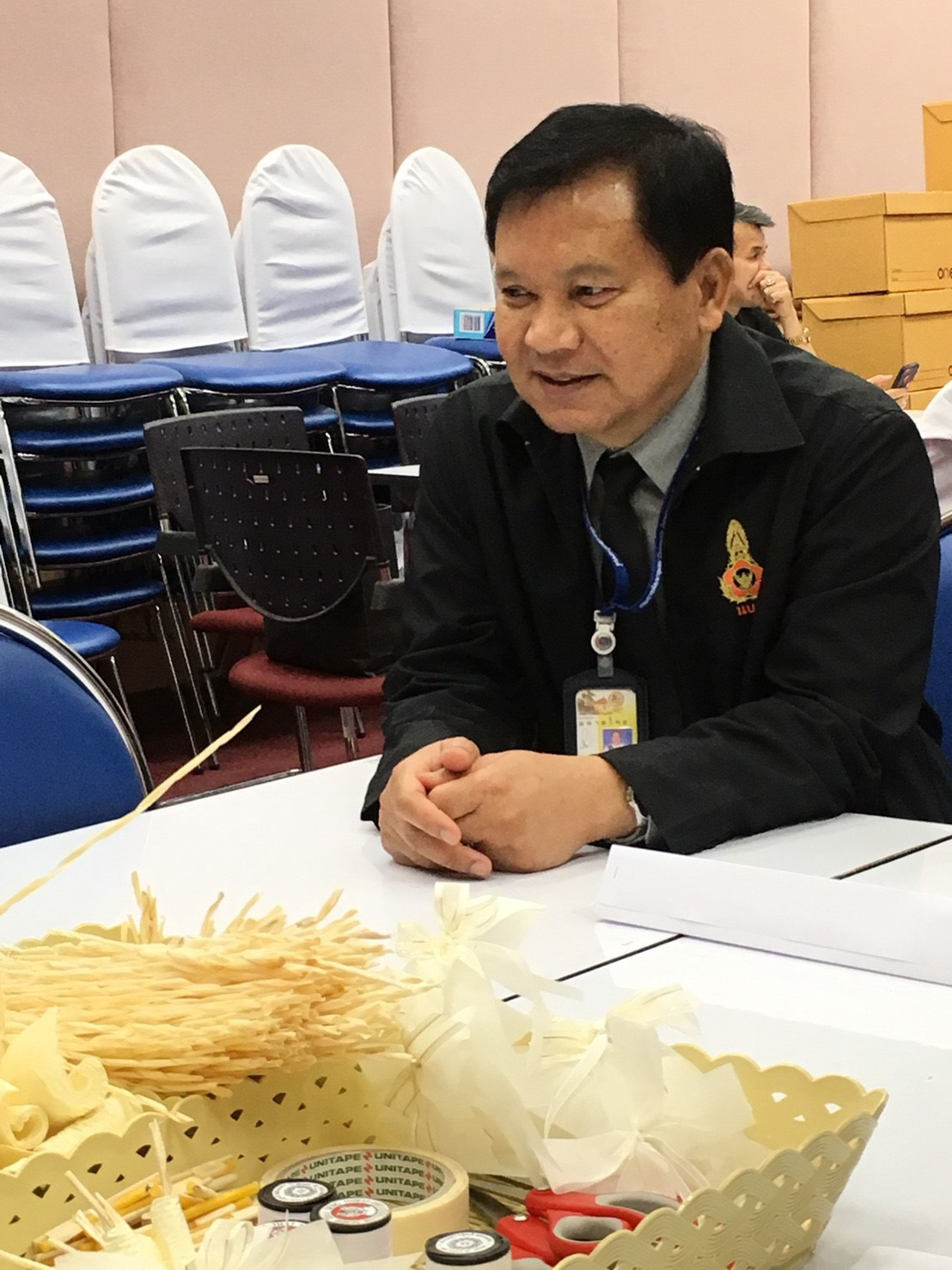 ข้าราชการ กรมการพัฒนาชุมชนต่างสำนึกในพระมหากรุณาธิคุณ ร่วมโครงการจิตอาสาประดิษฐ์ดอกไม้จันทน์ ใช้ถวายพระเพลิง “ในหลวง ร.9”
