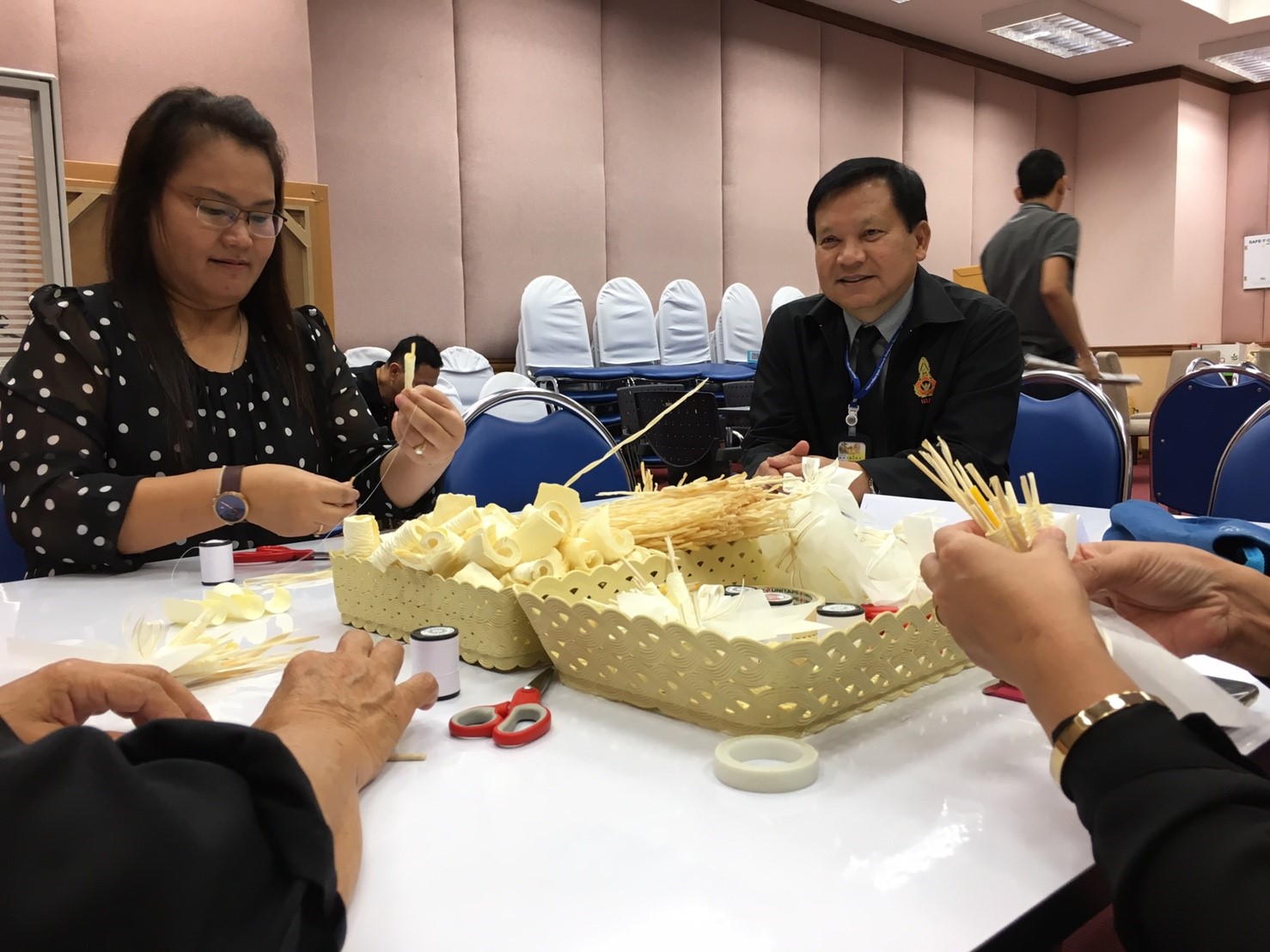ข้าราชการ กรมการพัฒนาชุมชนต่างสำนึกในพระมหากรุณาธิคุณ ร่วมโครงการจิตอาสาประดิษฐ์ดอกไม้จันทน์ ใช้ถวายพระเพลิง “ในหลวง ร.9”