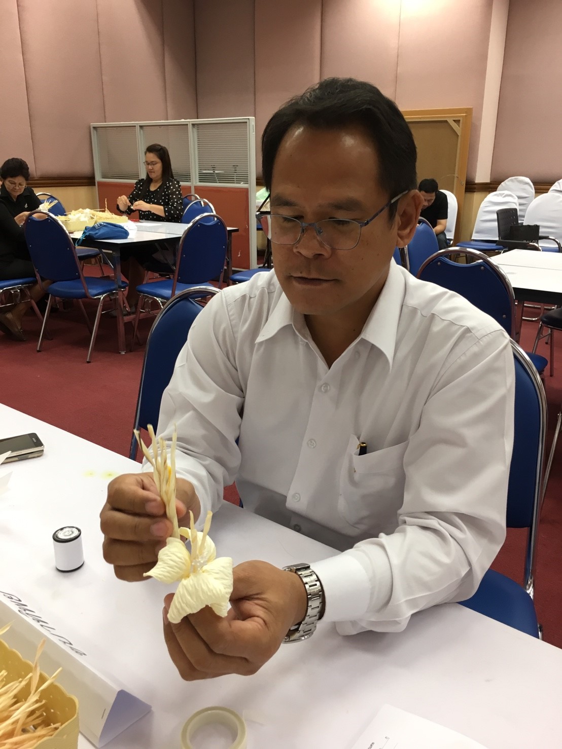 ข้าราชการ กรมการพัฒนาชุมชนต่างสำนึกในพระมหากรุณาธิคุณ ร่วมโครงการจิตอาสาประดิษฐ์ดอกไม้จันทน์ ใช้ถวายพระเพลิง “ในหลวง ร.9”
