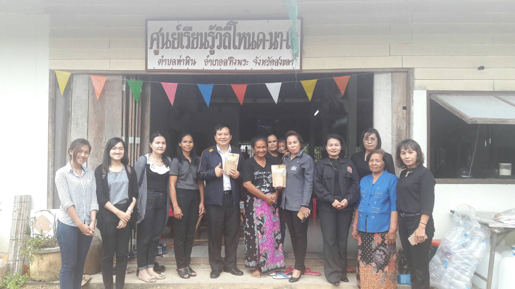 ผู้อำนวยการสำนักเสริมสร้างความเข้มแข็งชุมชนและคณะพร้อมด้วยผู้แทนจากสถาบันไทยพัฒน์ ลงพื้นที่กลุ่มสบู่ตาลโตนดโหนดที่ จ.สงขลา