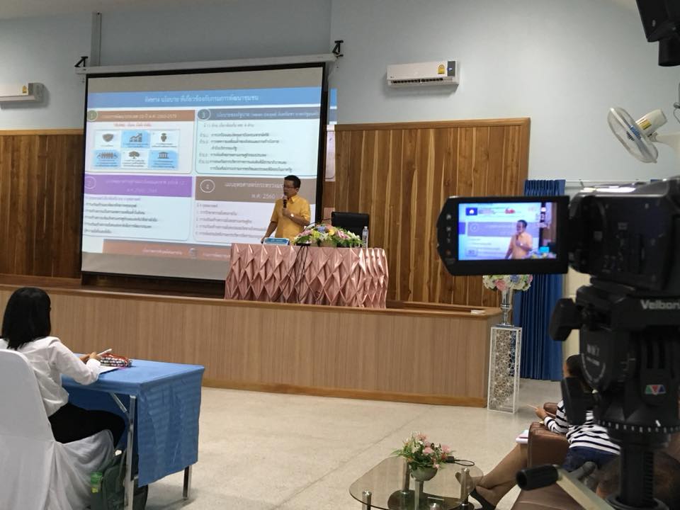 นวันนี้ 11 กรกฎาคม 2561 นายอุทัย ทองเดช ผู้อำนวยการสำนักเสริมสร้างความเข้มแข็งชุมชน กล่าวต้อนรับและบรรยายพิเศษเรื่อง “ทิศทางการดำเนินงาน อาสาพัฒนา (อสพ.)