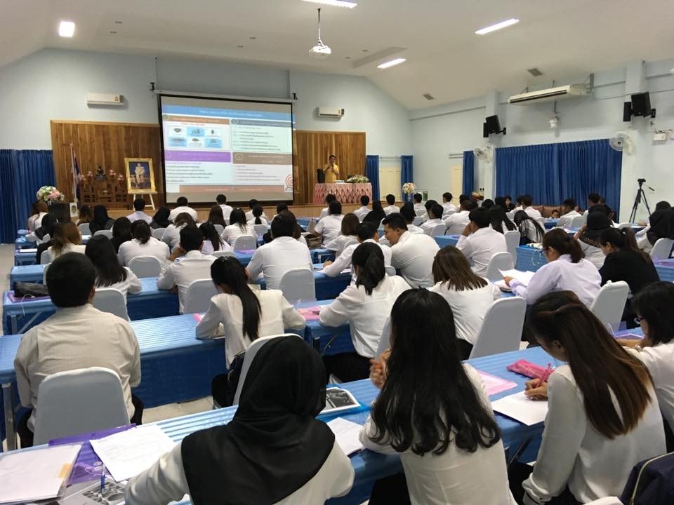 นวันนี้ 11 กรกฎาคม 2561 นายอุทัย ทองเดช ผู้อำนวยการสำนักเสริมสร้างความเข้มแข็งชุมชน กล่าวต้อนรับและบรรยายพิเศษเรื่อง “ทิศทางการดำเนินงาน อาสาพัฒนา (อสพ.)