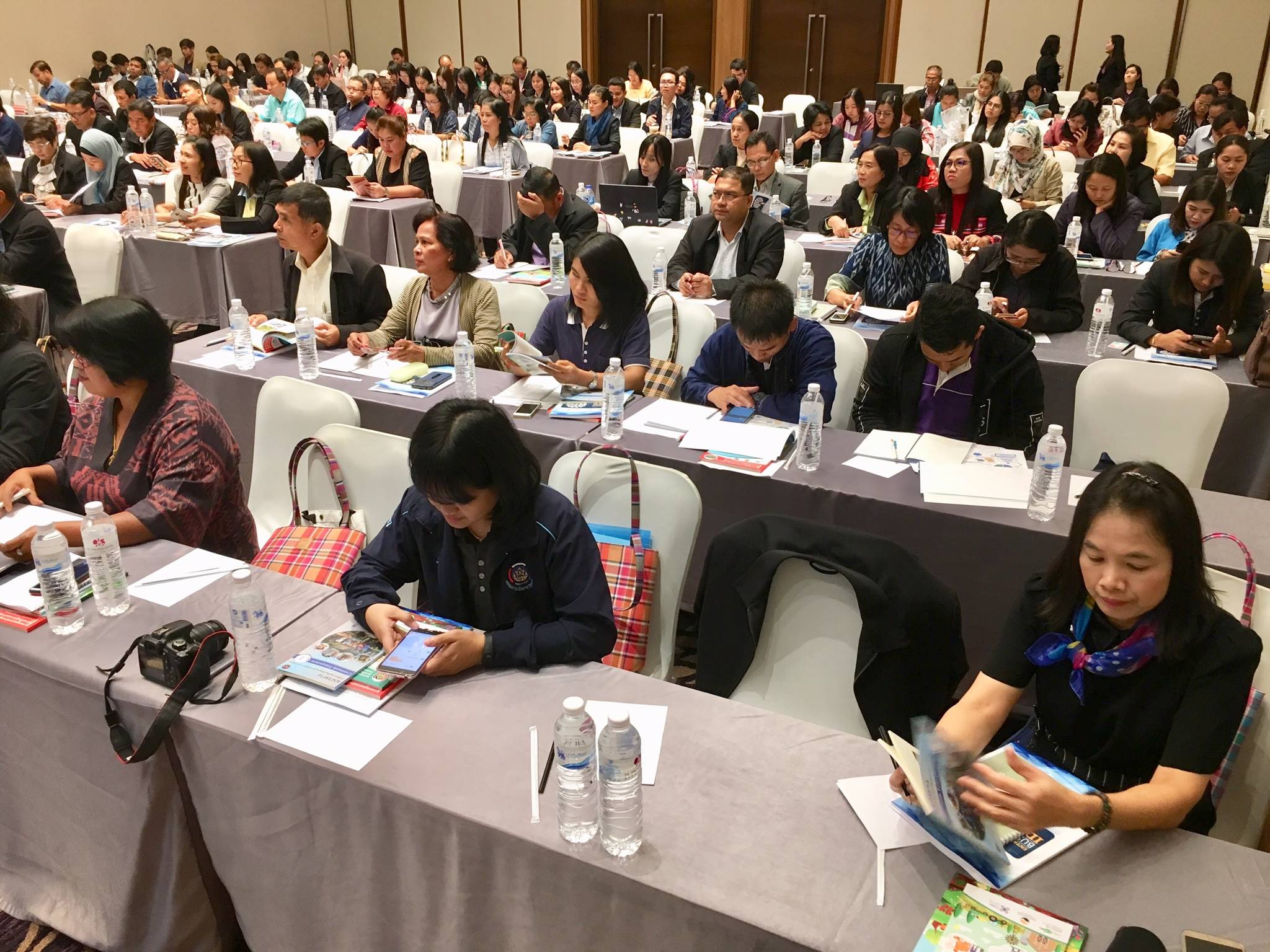 นายโชคชัย แก้วป่อง รองอธิบดีกรมการพัฒนาชุมชนเป็นประธานเปิดโครงการ ประชุมเชิงปฏิบัติการสร้างความรู้ ความเข้าใจ แนวทาง รวมถึงกิจกรรมในการพัฒนากลุ่มอาชีพ