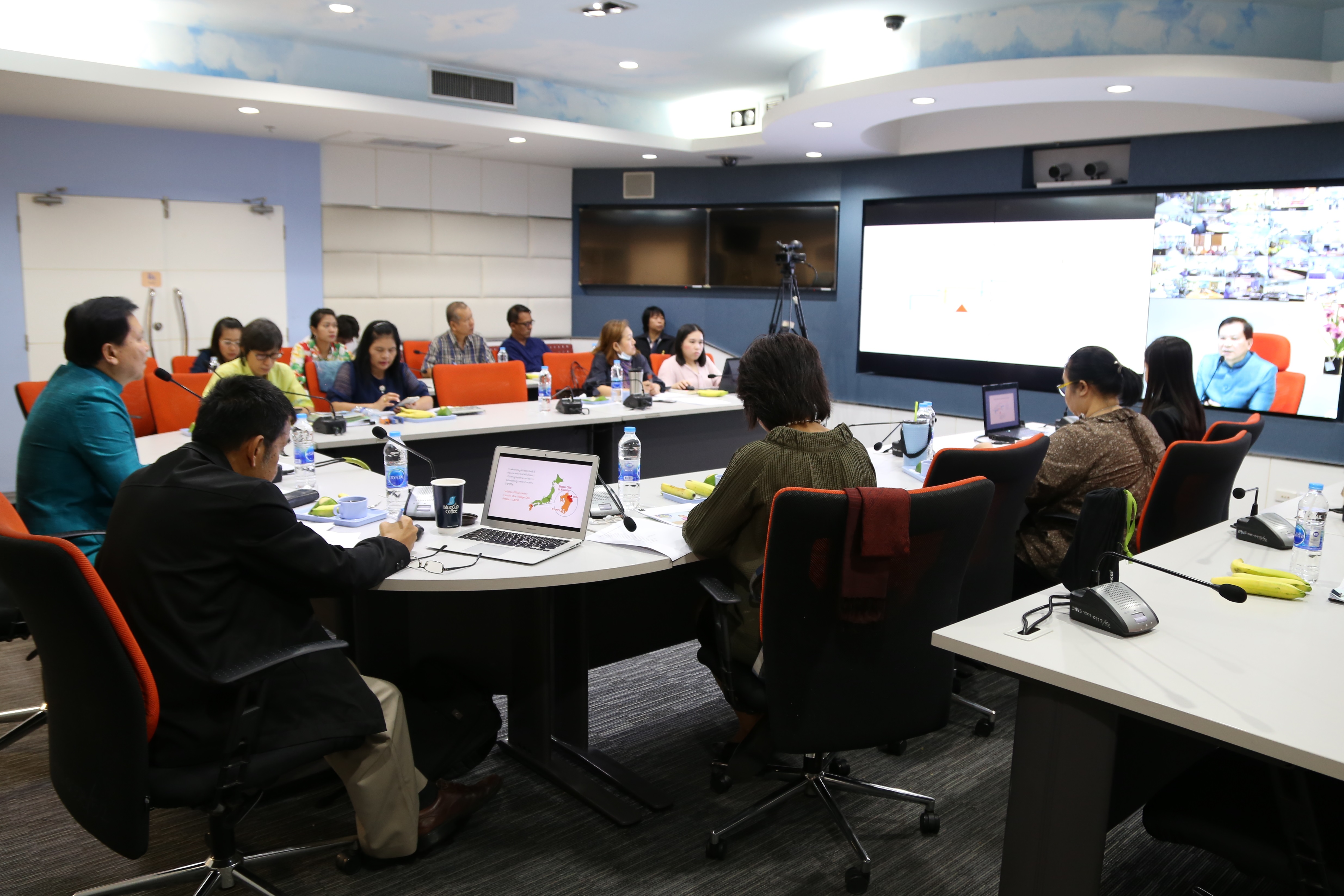 การประชุมสรุปผลการขับเคลื่อนกิจกรรมการสร้างกลุ่มอาชีพ / สัมมาชีพตามโครงการสร้างสัมมาชีพชุมชนตามหลักปรัชญาของเศรษฐกิจพอเพียง ผ่านระบบวีดิทัศน์ทางไกล (Video Conference)
