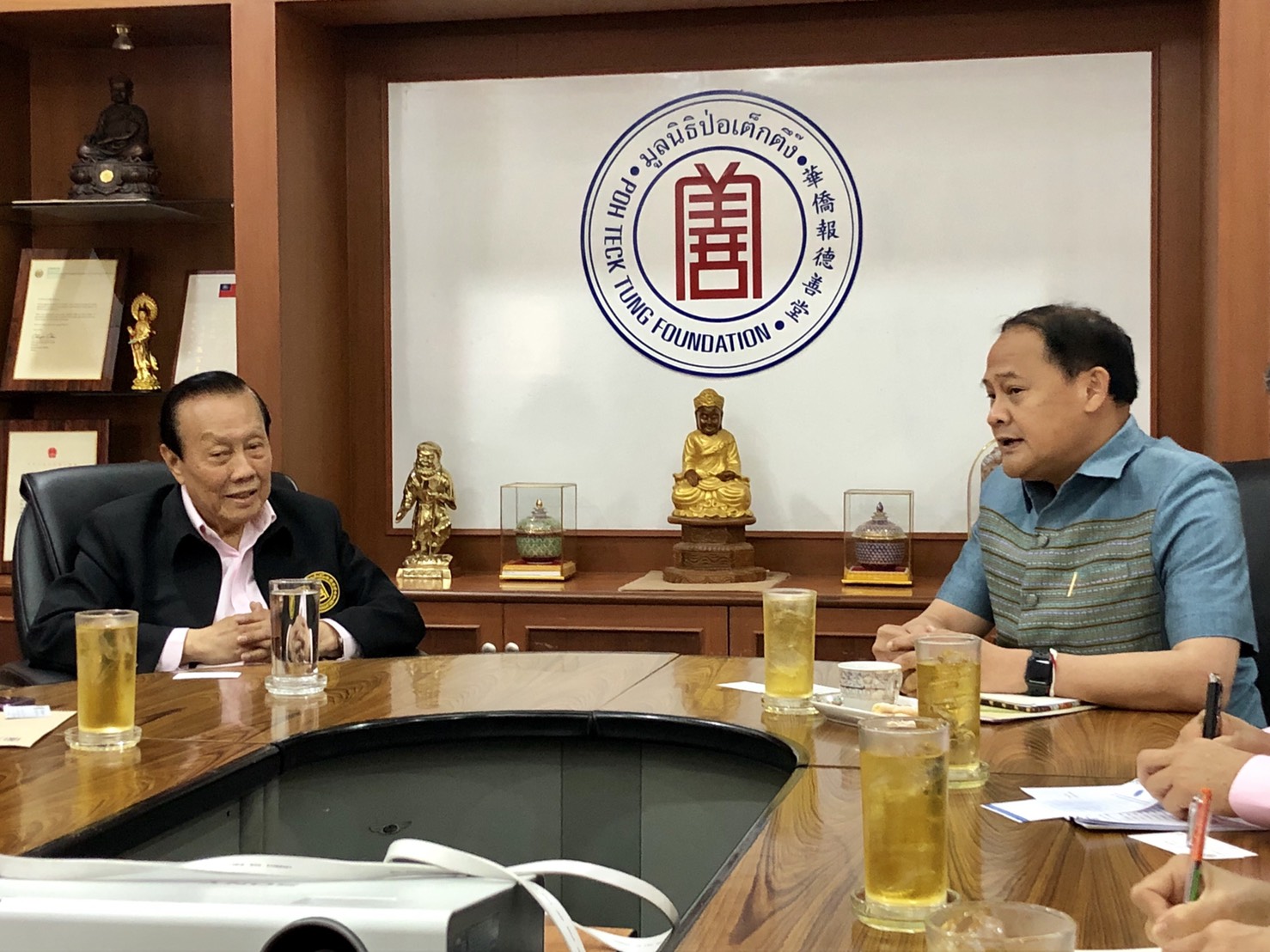 การประชุมหารือ เพื่อหาแนวทางการดำเนินงานร่วมกันแก้ปัญหาความยากจนและลดความเหลื่อมล้ำทางด้านเศรษฐกิจและสังคม