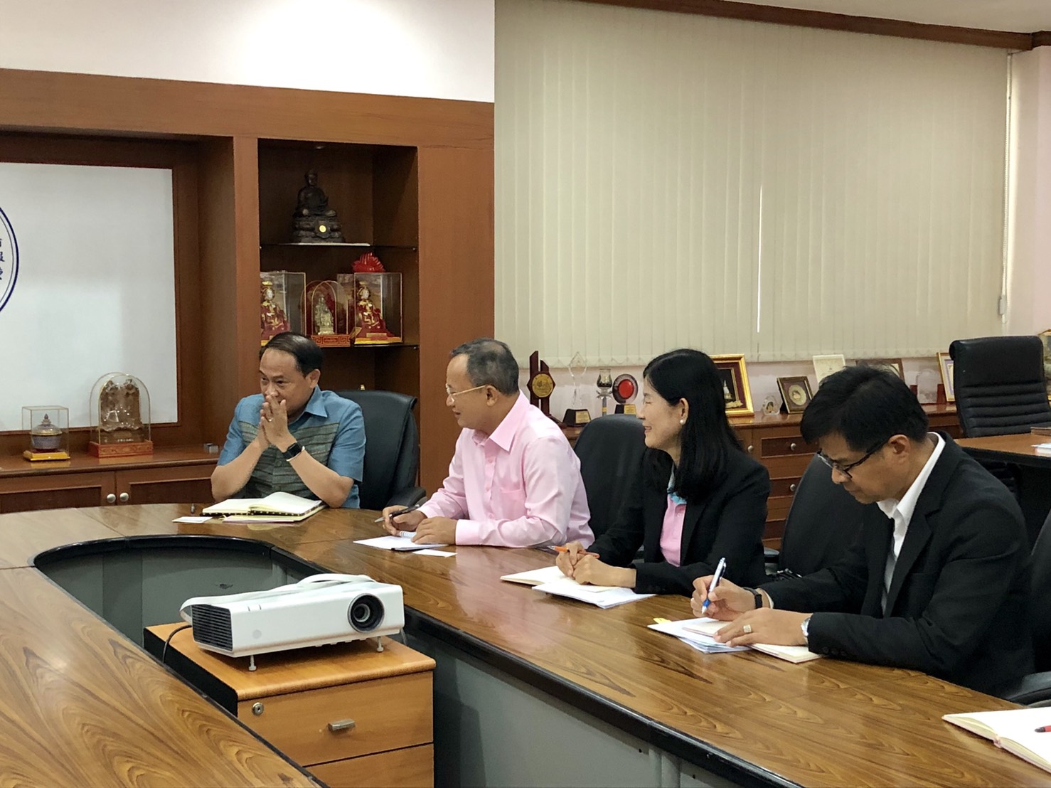 การประชุมหารือ เพื่อหาแนวทางการดำเนินงานร่วมกันแก้ปัญหาความยากจนและลดความเหลื่อมล้ำทางด้านเศรษฐกิจและสังคม
