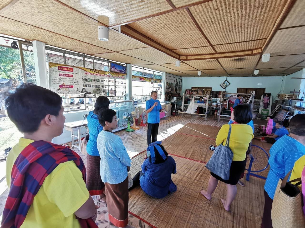 คณะข้าราชการจากสำนักเสริมสร้าง​ความ​เข้มแข็ง​ชุมชน​ กรม​การพัฒนา​ชุมชน​ เข้าศึกษา​ดูงาน​ ณ​ โรงเรียน​เศรษฐกิจ​พอเพียง​
