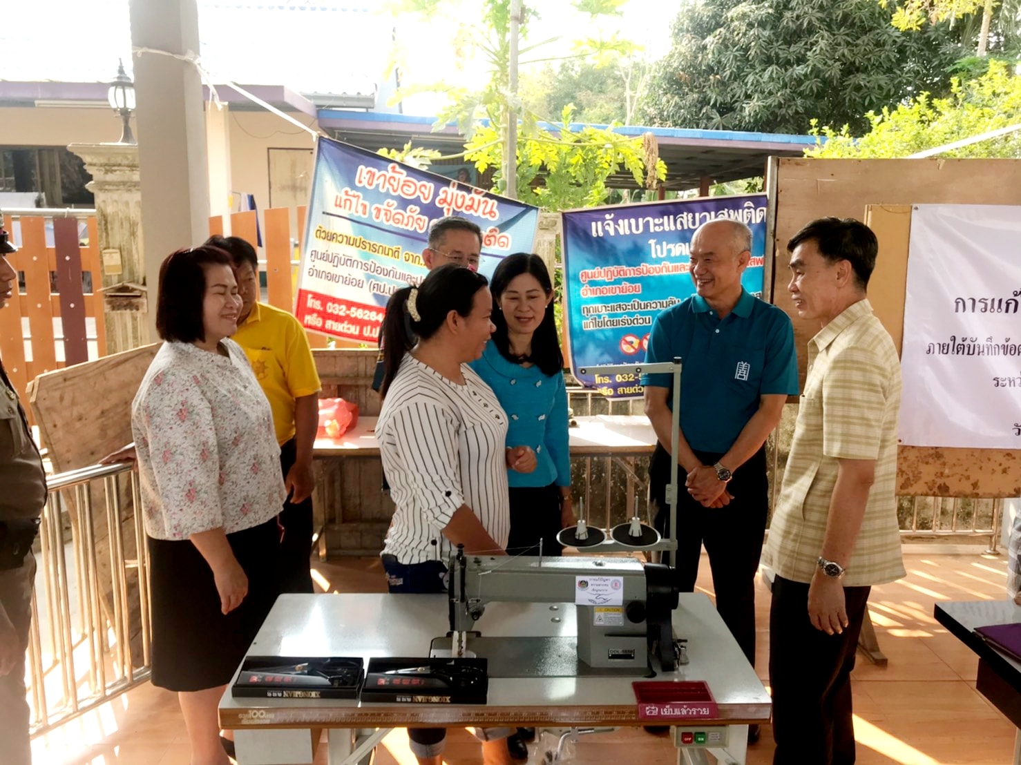พช.ร่วมกับมูลนิธิป่อเต็กตึ๊ง มอบวัสดุอุปกรณ์สนับสนุนการประกอบอาชีพของครัวเรือนยากจนเป้าหมาย จ.เพชรบุรี