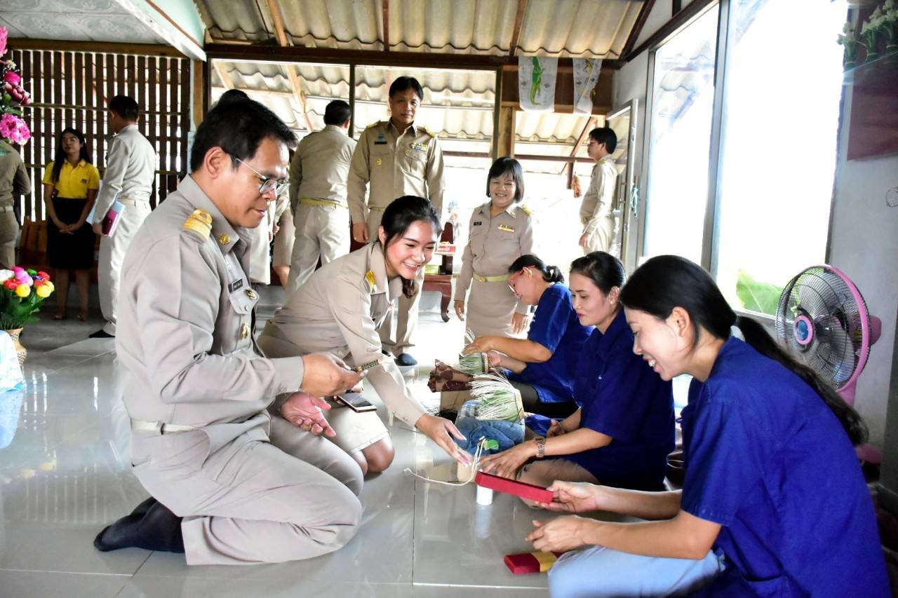 นายสุทธิพงษ์ จุลเจริญ อธิบดีกรมการพัฒนาชุมชน พร้อมด้วย ผู้ตรวจราชการกรมการพัฒนาชุมชน พัฒนาการจังหวัดทั้ง 5 จังหวัด