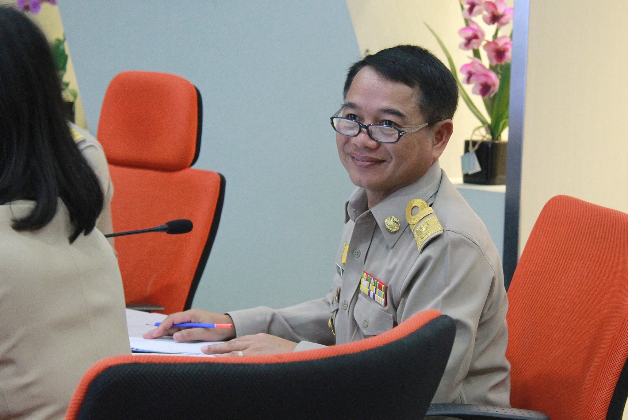 อธิบดีกรมการพัฒนาชุมชน มอบหมายให้นายโชคชัย แก้วป่อง รองอธิบดีกรมการพัฒนาชุมชน เป็นประธานการประชุมสร้างความเข้าใจการดำเนินการโครงการพัฒนาหมู่บ้านคนรักษ์ช้างตามหลักปรัชญาของเศรษฐกิจพอเพียง