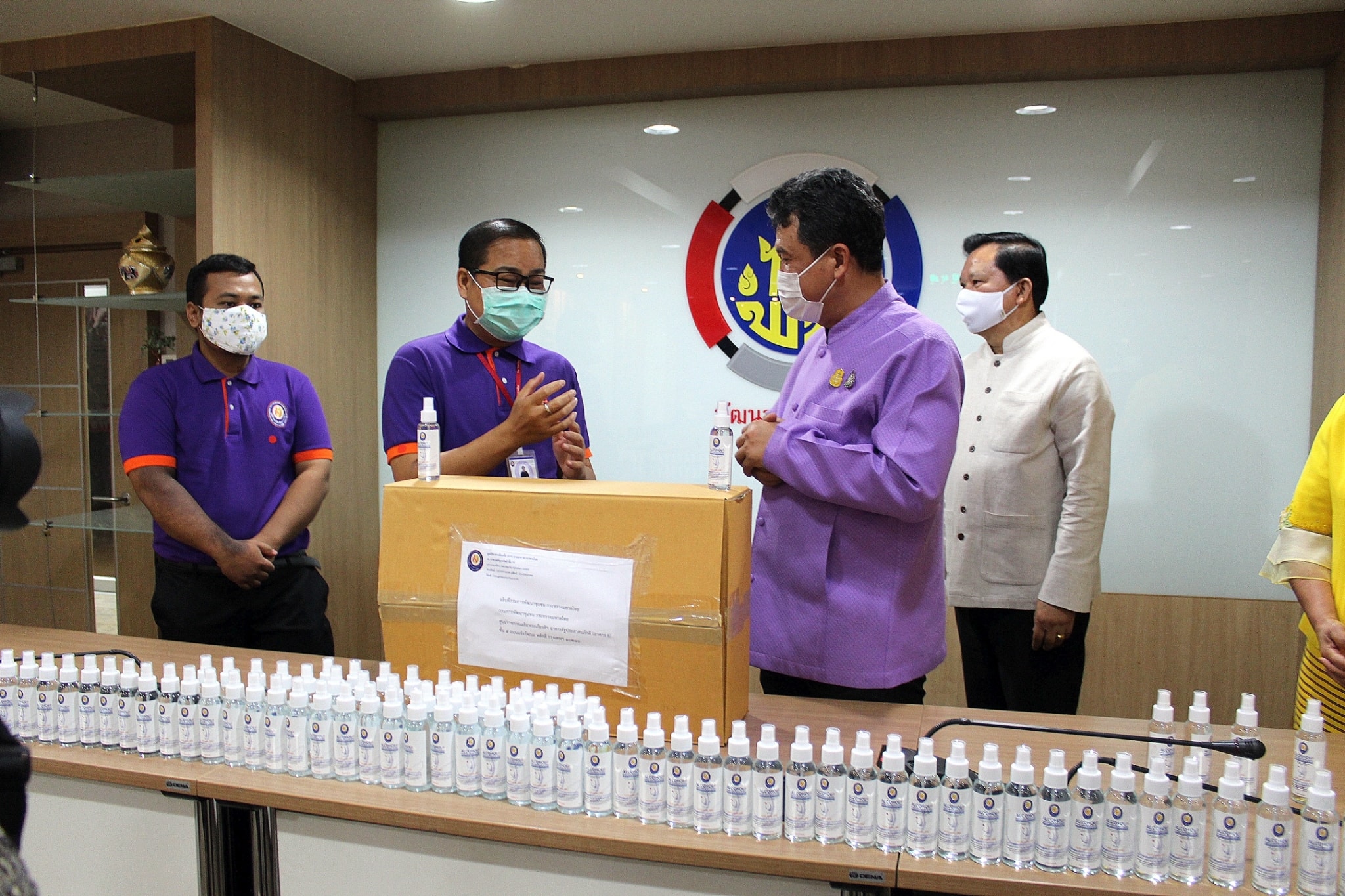 มูลนิธิอาสาเพื่อนพึ่ง (ภาฯ) มอบสเปรย์แอลกอฮอล์ให้ พช.ใช้ป้องกันเชื้อ โควิด-19