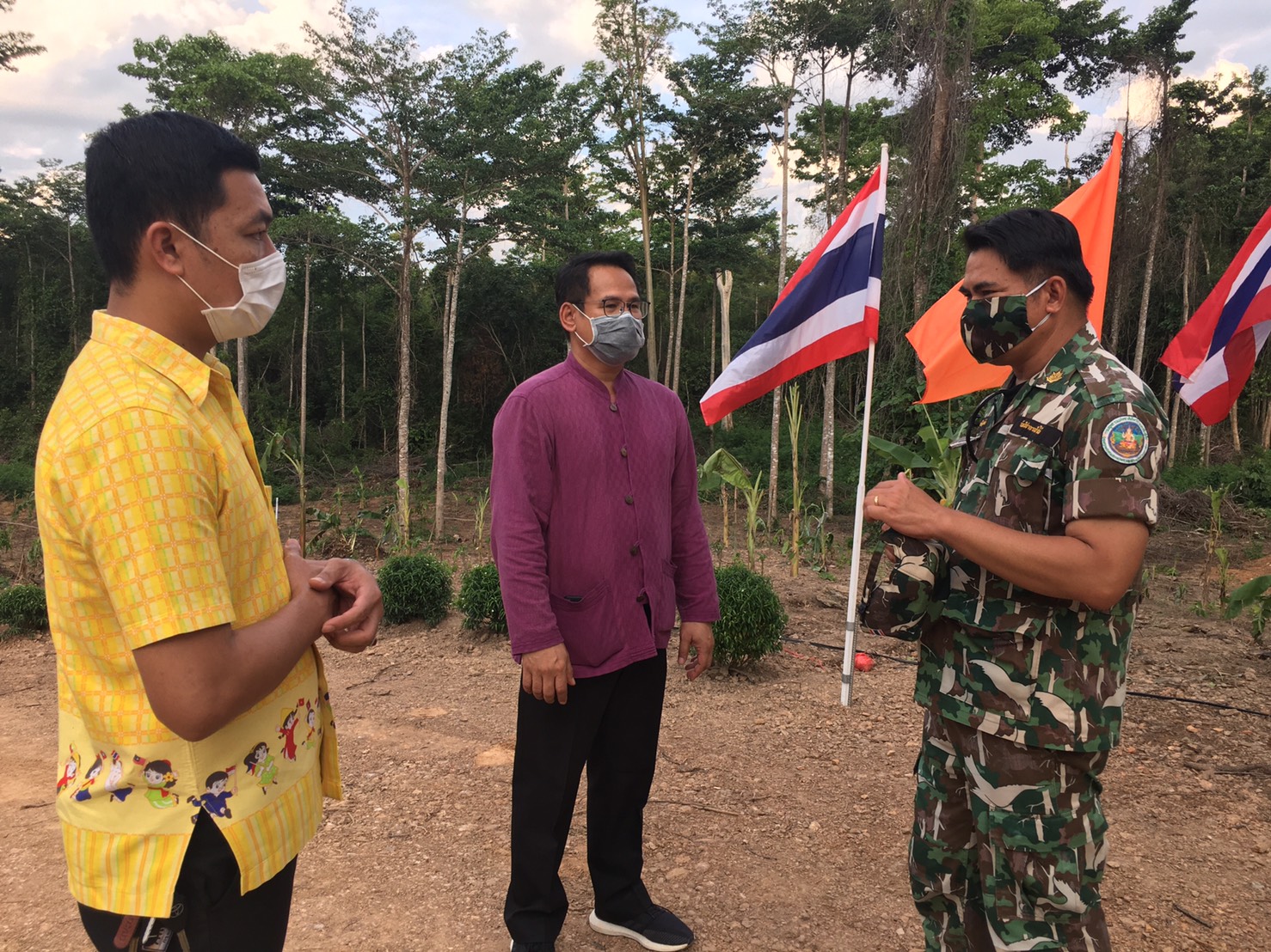นายจำเริญ แหวนเพ็ชร ผู้อำนวยการสำนักเสริมสร้างความเข้มแข็งชุมชน นายรังสรรค์ หังสนาวิน ผู้อำนวยการกลุ่มงานบริหารจัดการชุมนุม พร้อมเจ้าหน้าที่กรม