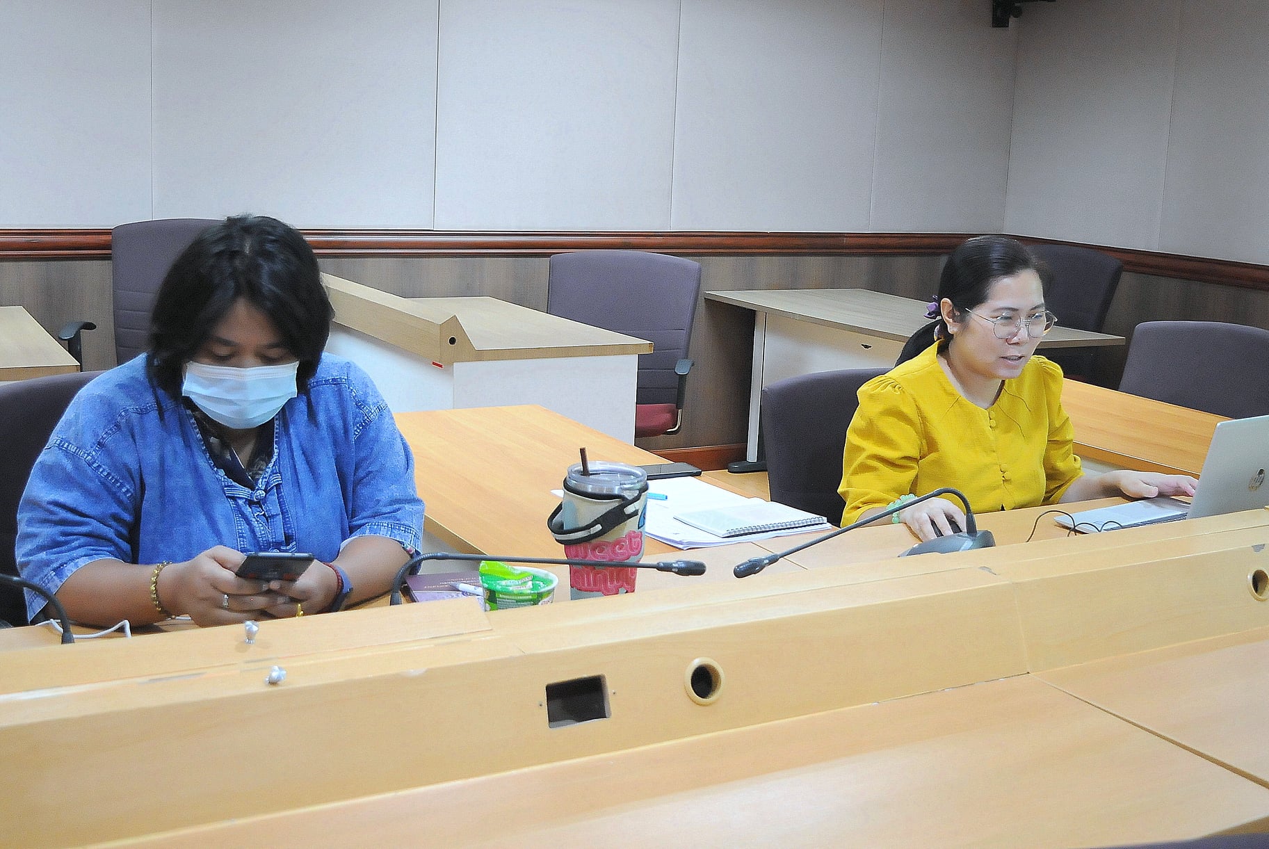 นางสาว นิภา ทองก้อน ผู้อำนวยการสำนักเสริมสร้างความเข้มแข็งชุมชน นางสาวมนทิรา เข็มทอง ผู้อำนวยการกลุ่มประสานแผนและยุทธศาสตร์