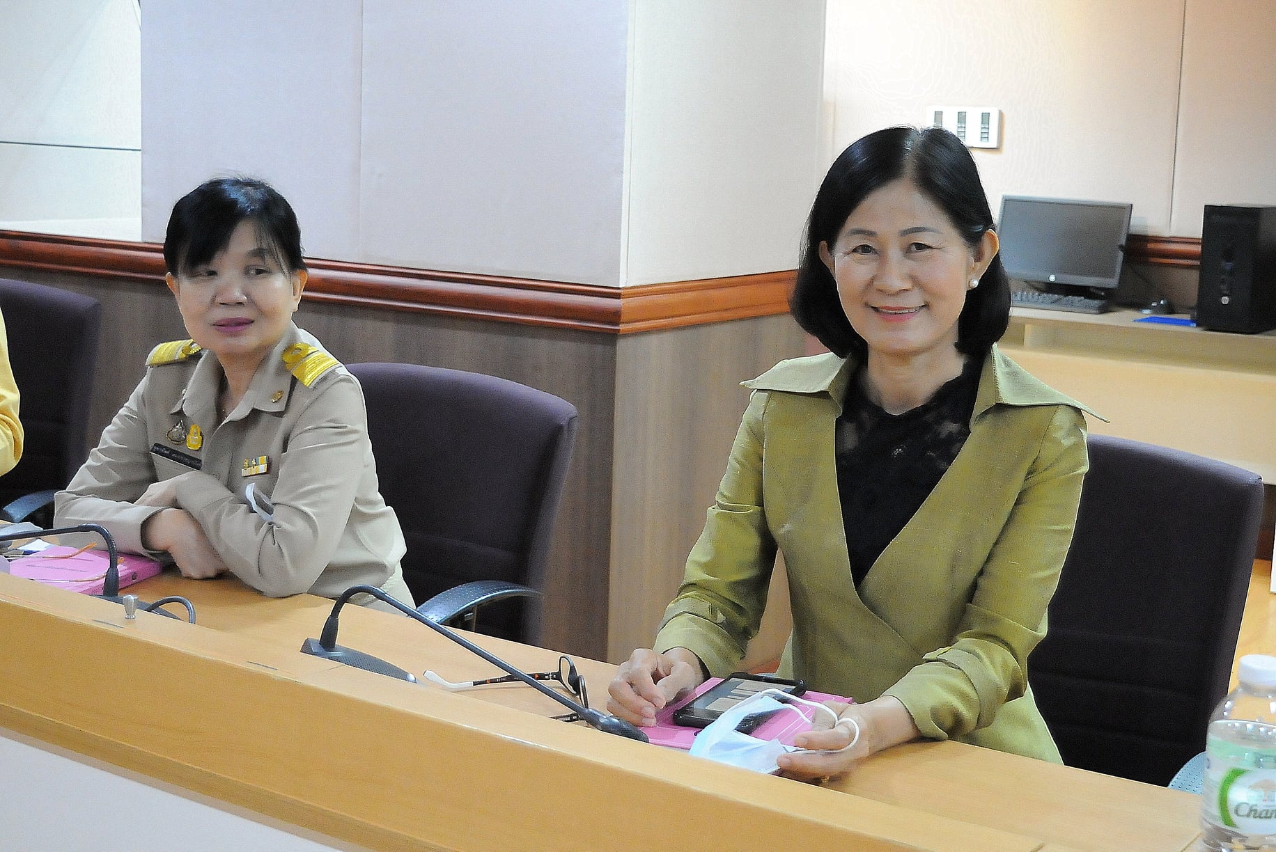 นางสาว นิภา ทองก้อน ผู้อำนวยการสำนักเสริมสร้างความเข้มแข็งชุมชน นางสาวมนทิรา เข็มทอง ผู้อำนวยการกลุ่มประสานแผนและยุทธศาสตร์