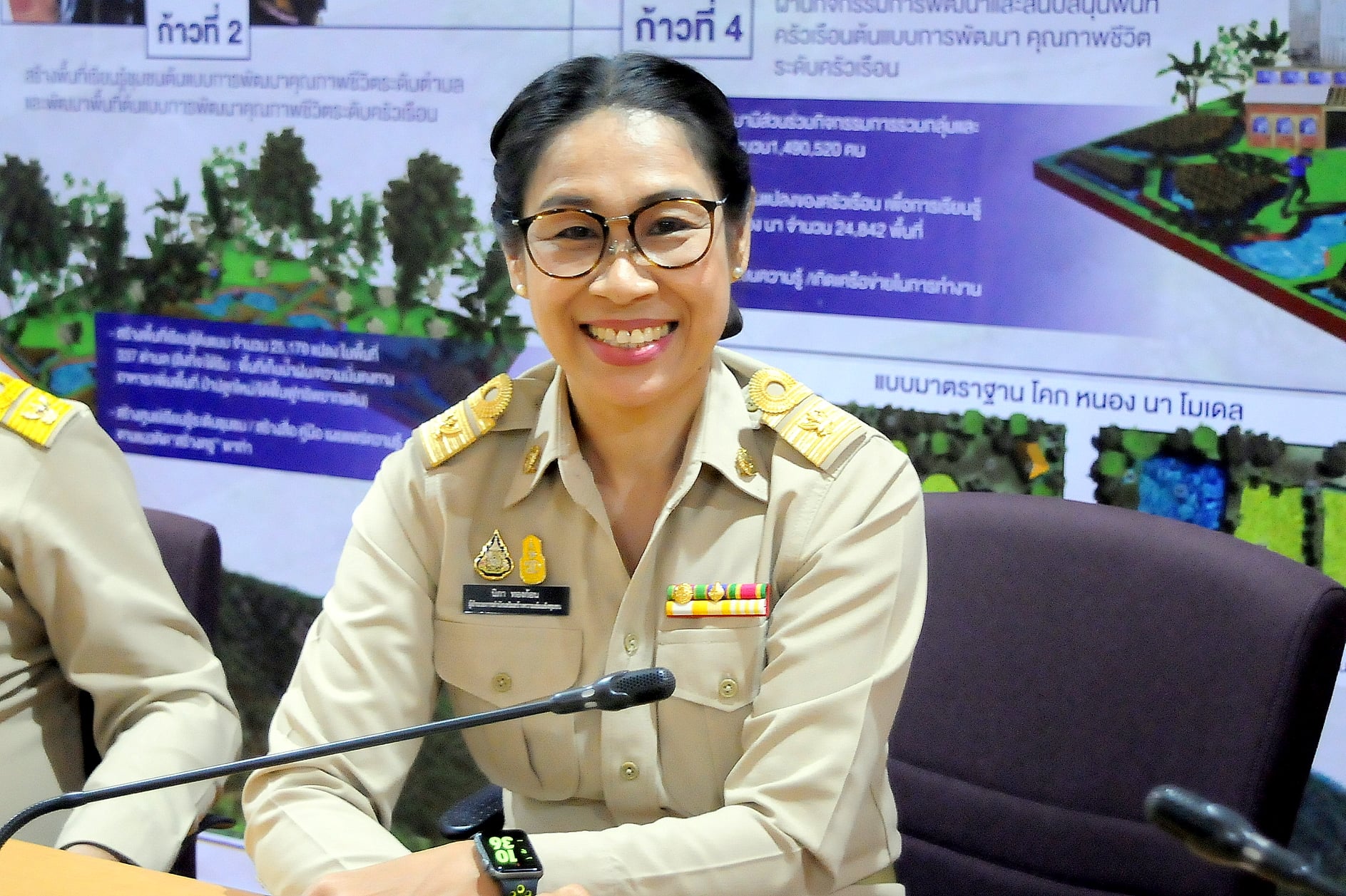 นางสาว นิภา ทองก้อน ผู้อำนวยการสำนักเสริมสร้างความเข้มแข็งชุมชน นางสาวมนทิรา เข็มทอง ผู้อำนวยการกลุ่มประสานแผนและยุทธศาสตร์