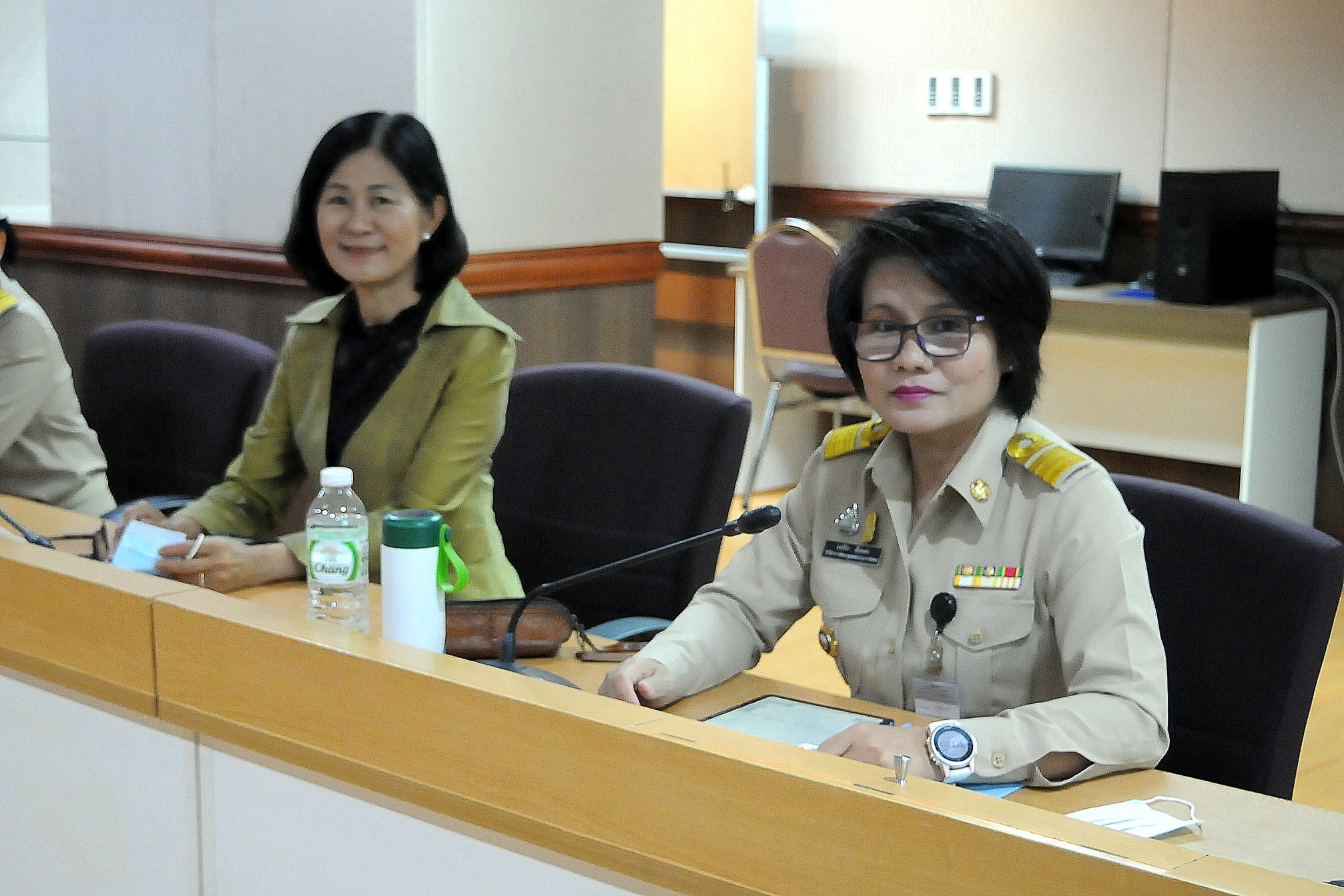 นางสาว นิภา ทองก้อน ผู้อำนวยการสำนักเสริมสร้างความเข้มแข็งชุมชน นางสาวมนทิรา เข็มทอง ผู้อำนวยการกลุ่มประสานแผนและยุทธศาสตร์
