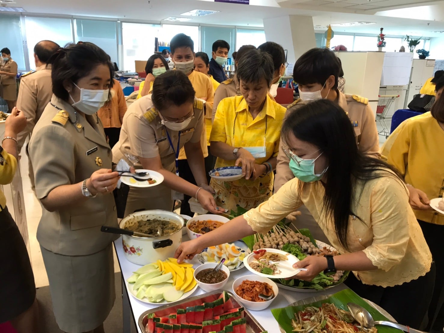 นางสาวนิภา ทองก้อน ผู้อำนวยการสำนักเสริมสร้างความเข้มแข็งชุมชน มอบหมายให้นางวรรณา ลิ่มพานิชย์ นักวิชาการพัฒนาชุมชนเชี่ยวชาญ เป็นประธานเปิดงาน “Veget of love : สสช. ปันผัก ปันรัก ปันสุข” ครั้งที่ 5