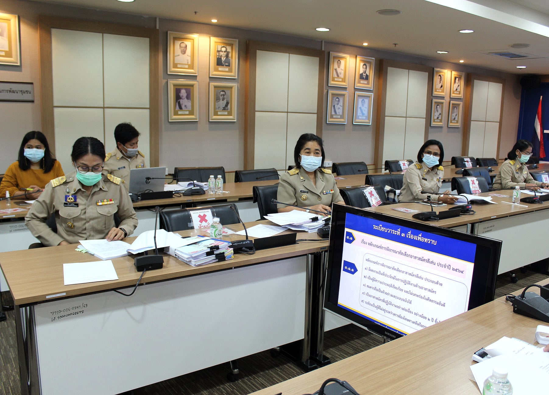 นางสาวนิภา ทองก้อน ผู้อำนวยการสำนักเสริมสร้างความเข้มแข็งชุมชน เลขานุการคณะกรรมการ และมีผู้แทนจากหน่วยงานในสังกัด พช. เข้าร่วมพิจารณาคัดเลือกอาสาสมัครดีเด่น