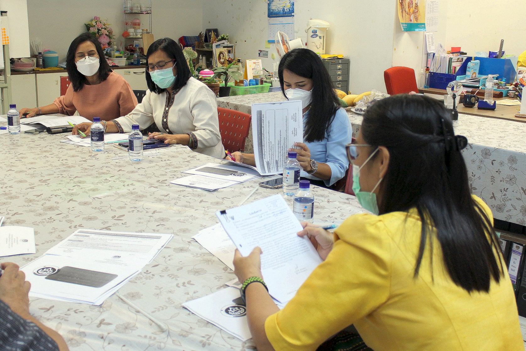 นางสาวนิภา ทองก้อน ผู้อำนวยการสำนักเสริมสร้างความเข้มแข็งชุมชน เป็นประธานการประชุมเชิงปฏิบัตการของสำนัก/ศูนย์/กอง ในการทบทวนการดำเนินงาน