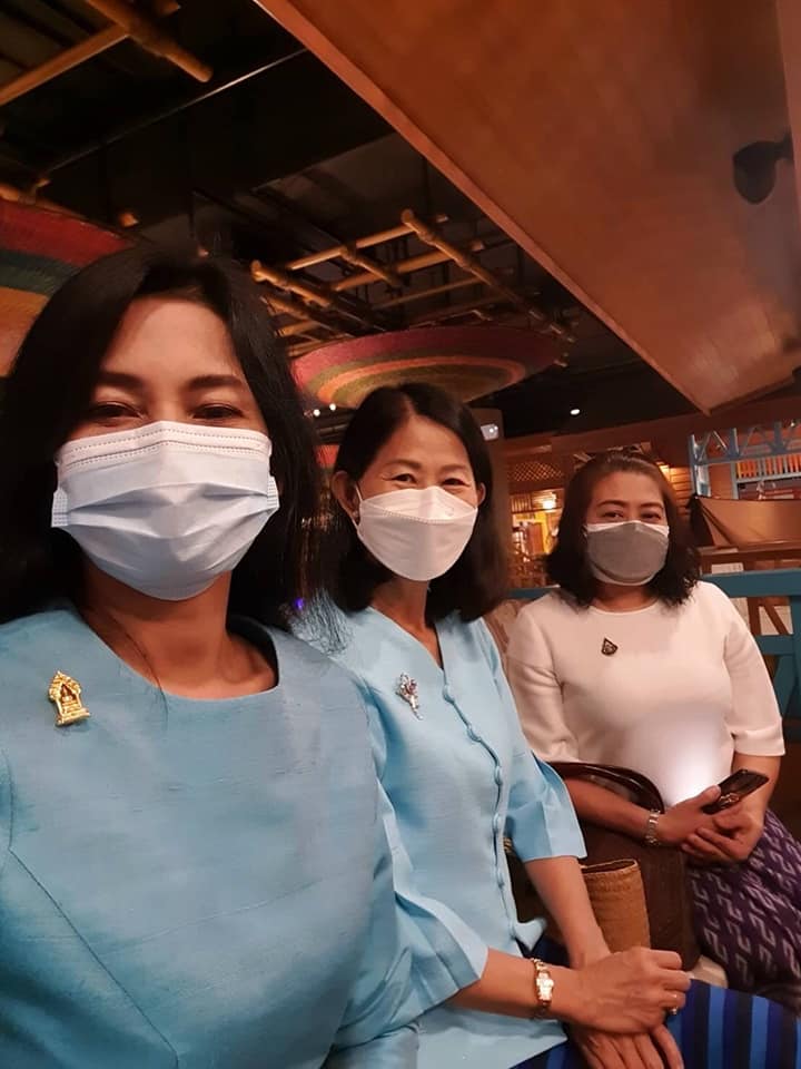 นางสาวนิภา ทองก้อน ผู้ อำนวยการสำนักเสริมสร้างความเข้มแข็งชุมชน มอบหมายให้นางวรรณา ลิ่มพานิชย์ นักวิชาการพัฒนาชุมชนเชี่ยวชาญ ร่วมพิธีแถลงข่าว งาน OTOP ศิลปาชีพ ประทีปไทย