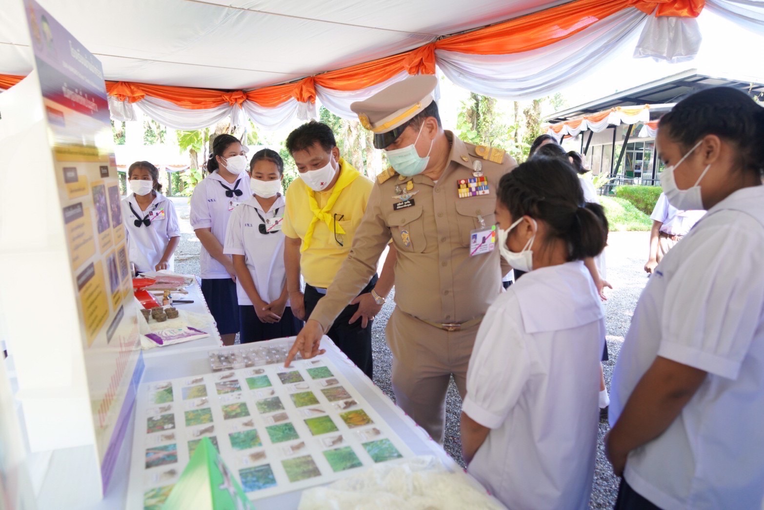 นายสุทธิพงษ์ จุลเจริญ อธิบดีกรมการพัฒนาชุมชน พร้อมด้วยนางสาวนิภา ทองก้อน ผู้อำนวยการสำนักเสริมสร้างความเข้มแข็งชุมชน นายรังสรรค์ หังสนาวิน ผู้อำนวยการกลุ่มงานส่งเสริมการบริหารจัดการชุมชน
