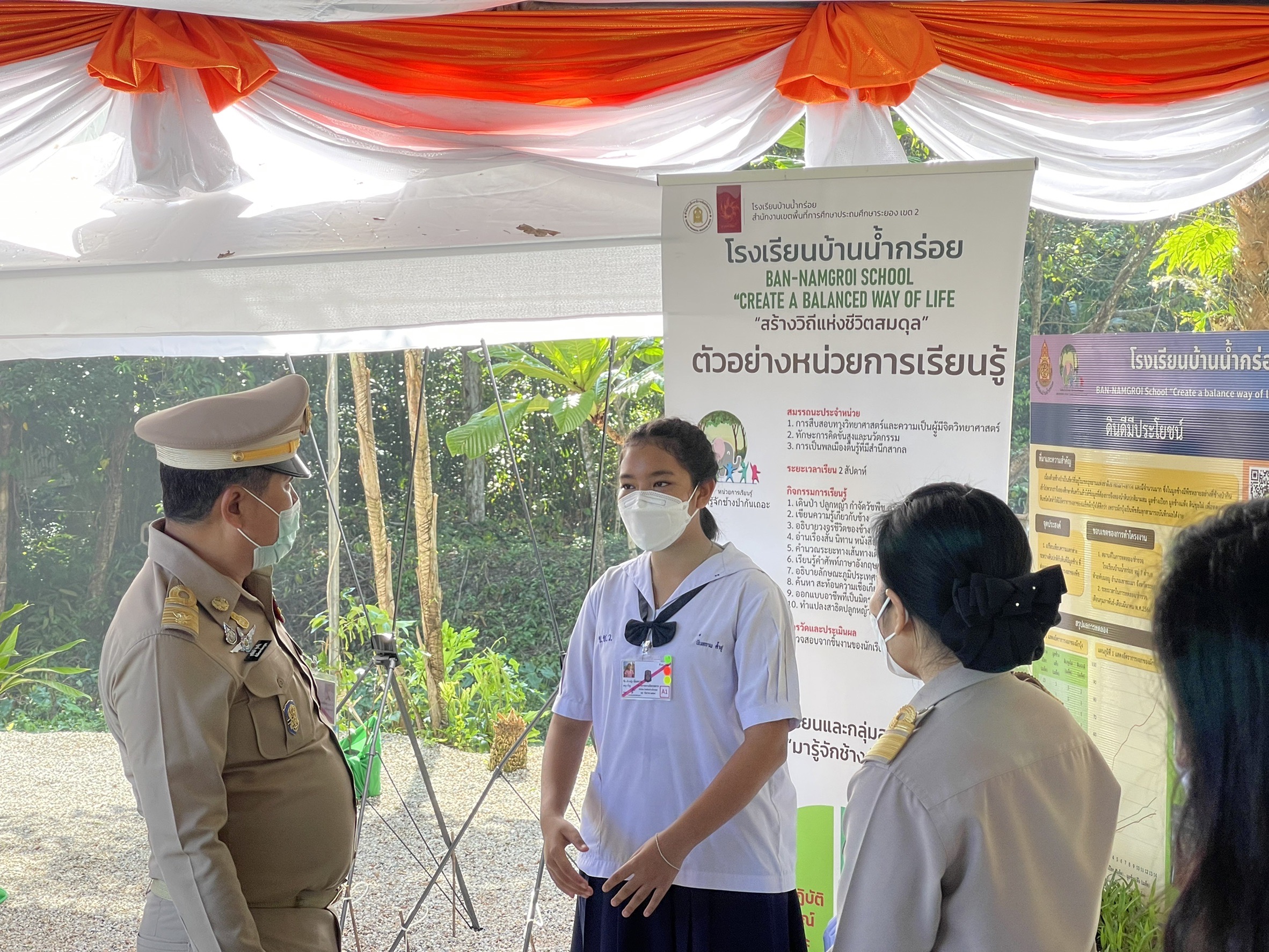 นายสุทธิพงษ์ จุลเจริญ อธิบดีกรมการพัฒนาชุมชน พร้อมด้วยนางสาวนิภา ทองก้อน ผู้อำนวยการสำนักเสริมสร้างความเข้มแข็งชุมชน นายรังสรรค์ หังสนาวิน ผู้อำนวยการกลุ่มงานส่งเสริมการบริหารจัดการชุมชน
