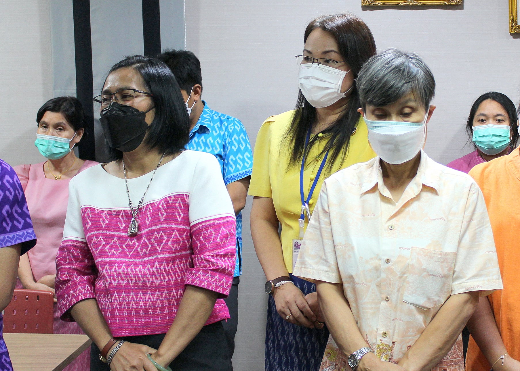 างสาวนิภา ทองก้อน ผู้อำนวยการสำนักเสริมสร้างความเข้มแข็งชุมชน และนางวรรณา ลิ่มพานิชย์ นักวิชาการพัฒนาชุมชนเชี่ยวชาญ นำข้าราชการสำนักฯ