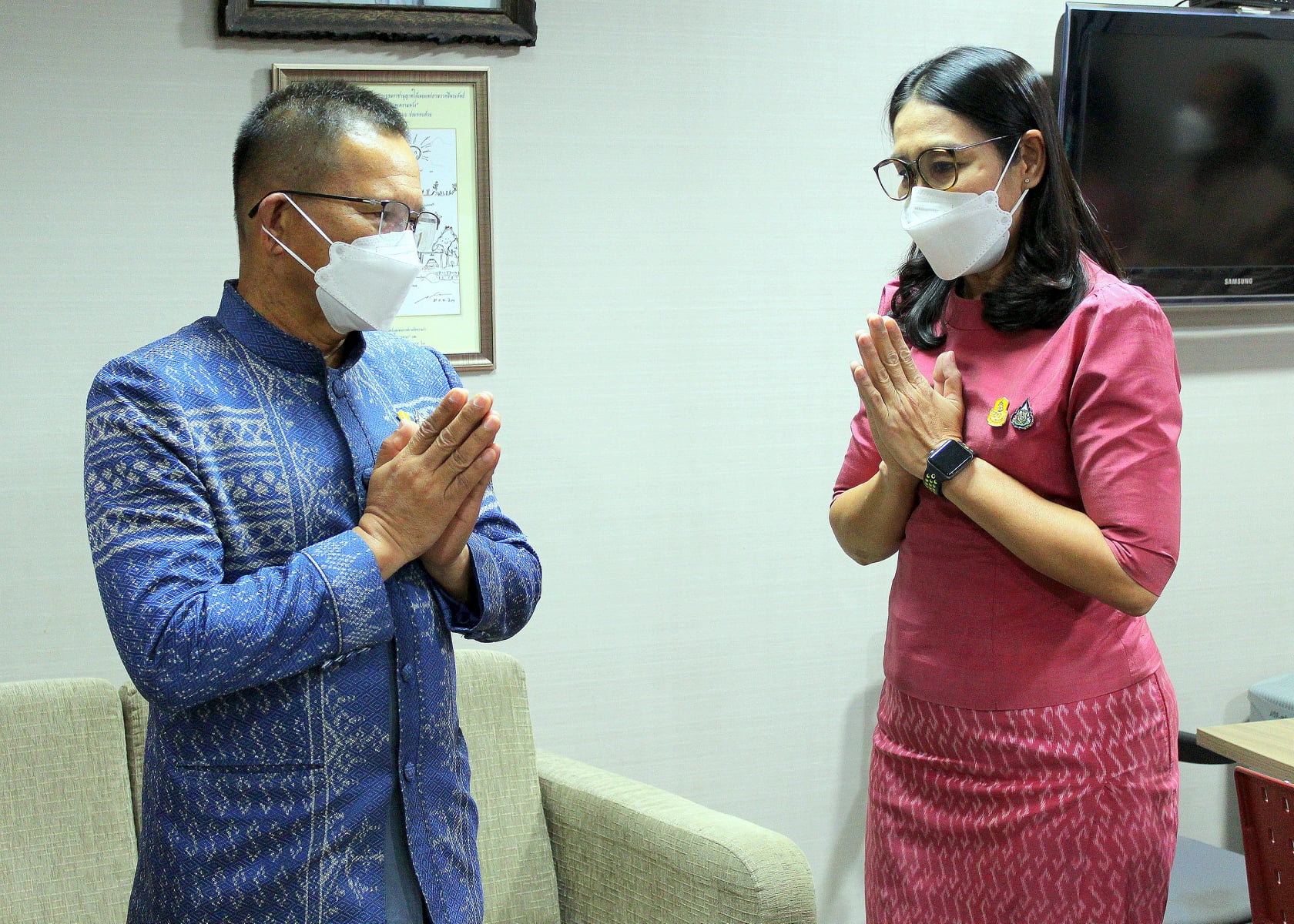 างสาวนิภา ทองก้อน ผู้อำนวยการสำนักเสริมสร้างความเข้มแข็งชุมชน และนางวรรณา ลิ่มพานิชย์ นักวิชาการพัฒนาชุมชนเชี่ยวชาญ นำข้าราชการสำนักฯ