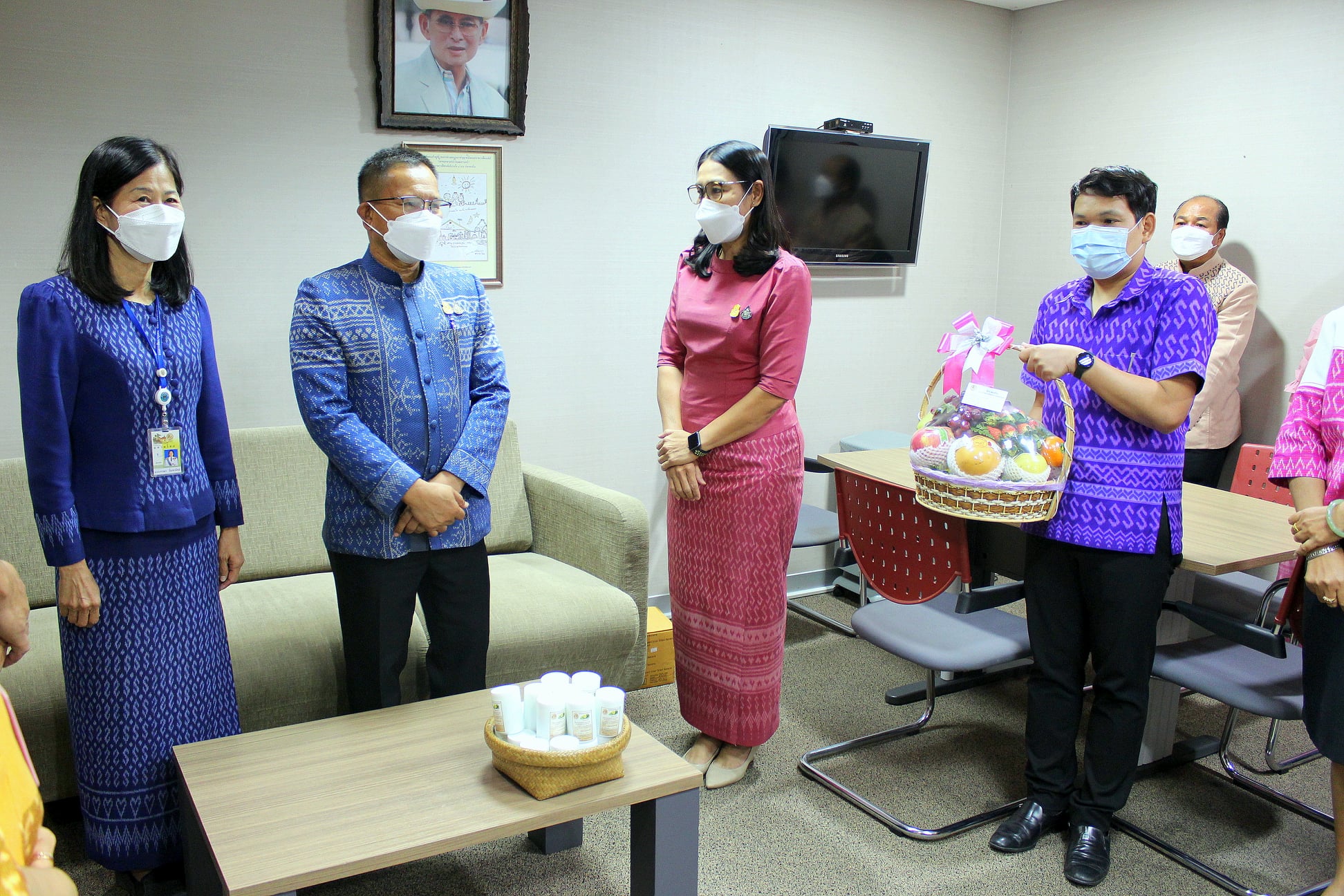 างสาวนิภา ทองก้อน ผู้อำนวยการสำนักเสริมสร้างความเข้มแข็งชุมชน และนางวรรณา ลิ่มพานิชย์ นักวิชาการพัฒนาชุมชนเชี่ยวชาญ นำข้าราชการสำนักฯ