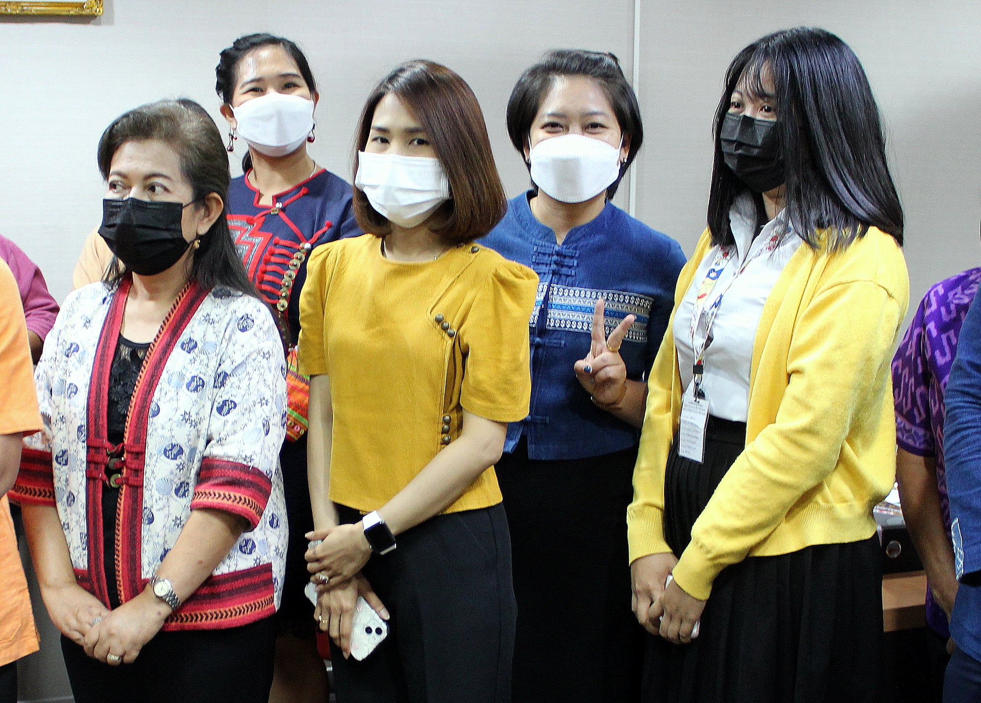 างสาวนิภา ทองก้อน ผู้อำนวยการสำนักเสริมสร้างความเข้มแข็งชุมชน และนางวรรณา ลิ่มพานิชย์ นักวิชาการพัฒนาชุมชนเชี่ยวชาญ นำข้าราชการสำนักฯ