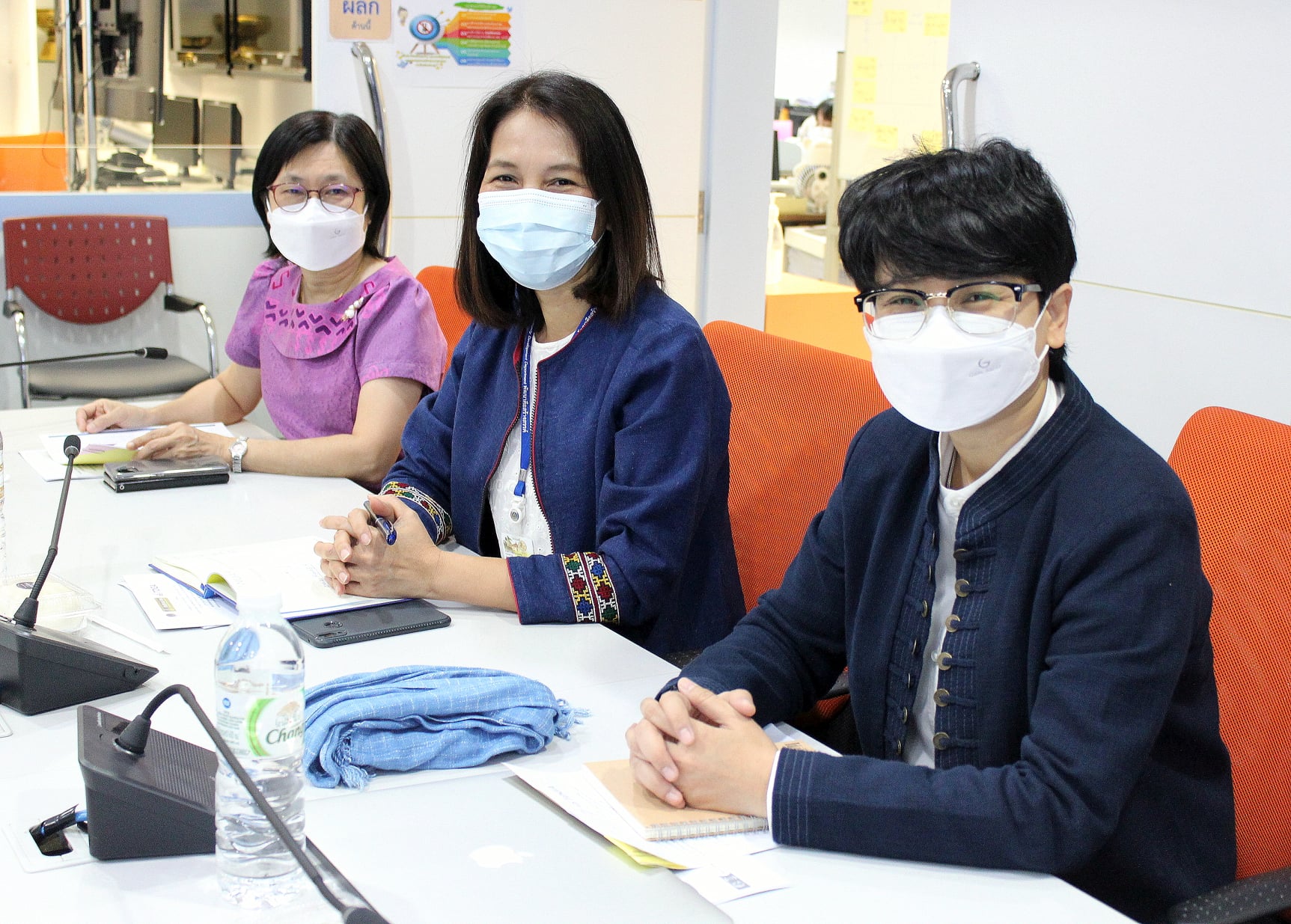 นางพัชรินทร์ ธรรมสาร ผู้อำนวยการกลุ่มงานส่งเสริมการเรียนรู้ชุมชน และนางสาวพิมพ์ชนา พิชาพันธ์โภคิน นักวิชาการพัฒนาชุมชนชำนาญ  เข้าการประชุม Kick off KM Challenge
