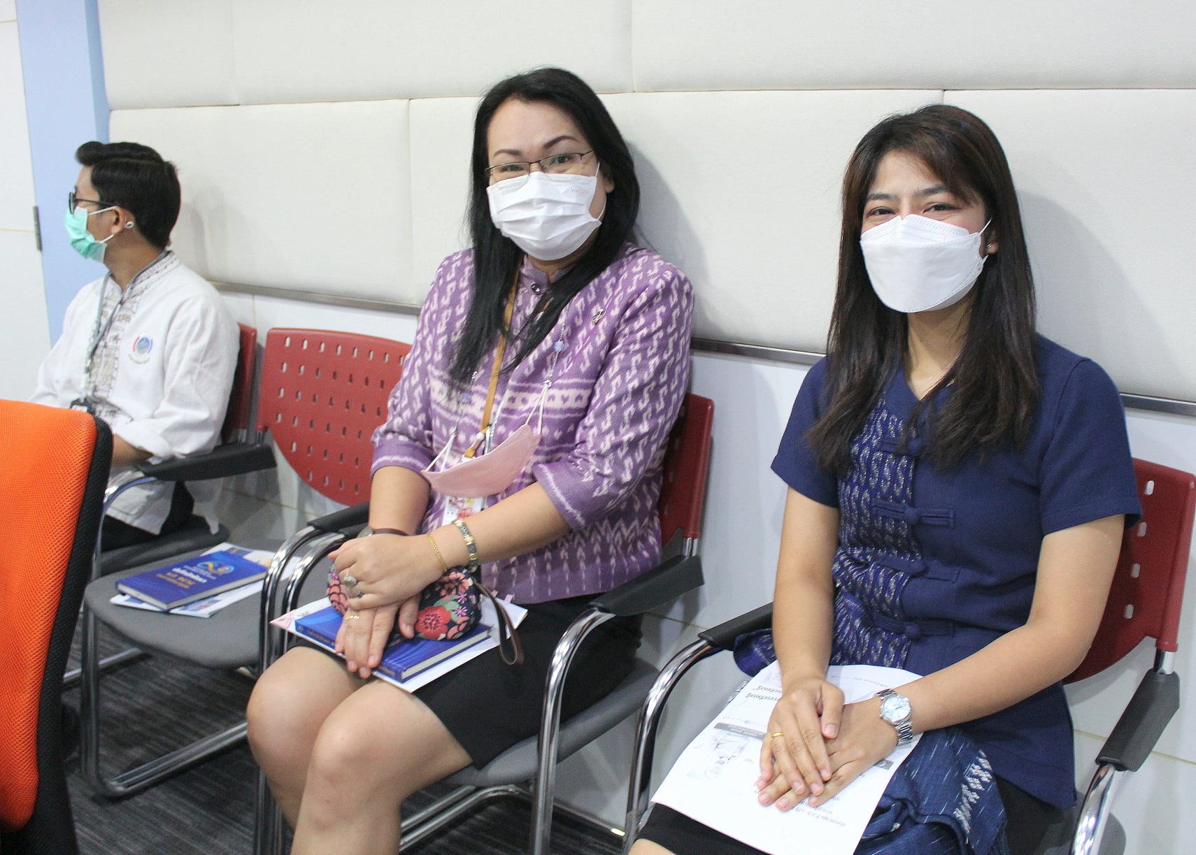 นางพัชรินทร์ ธรรมสาร ผู้อำนวยการกลุ่มงานส่งเสริมการเรียนรู้ชุมชน และนางสาวพิมพ์ชนา พิชาพันธ์โภคิน นักวิชาการพัฒนาชุมชนชำนาญ  เข้าการประชุม Kick off KM Challenge