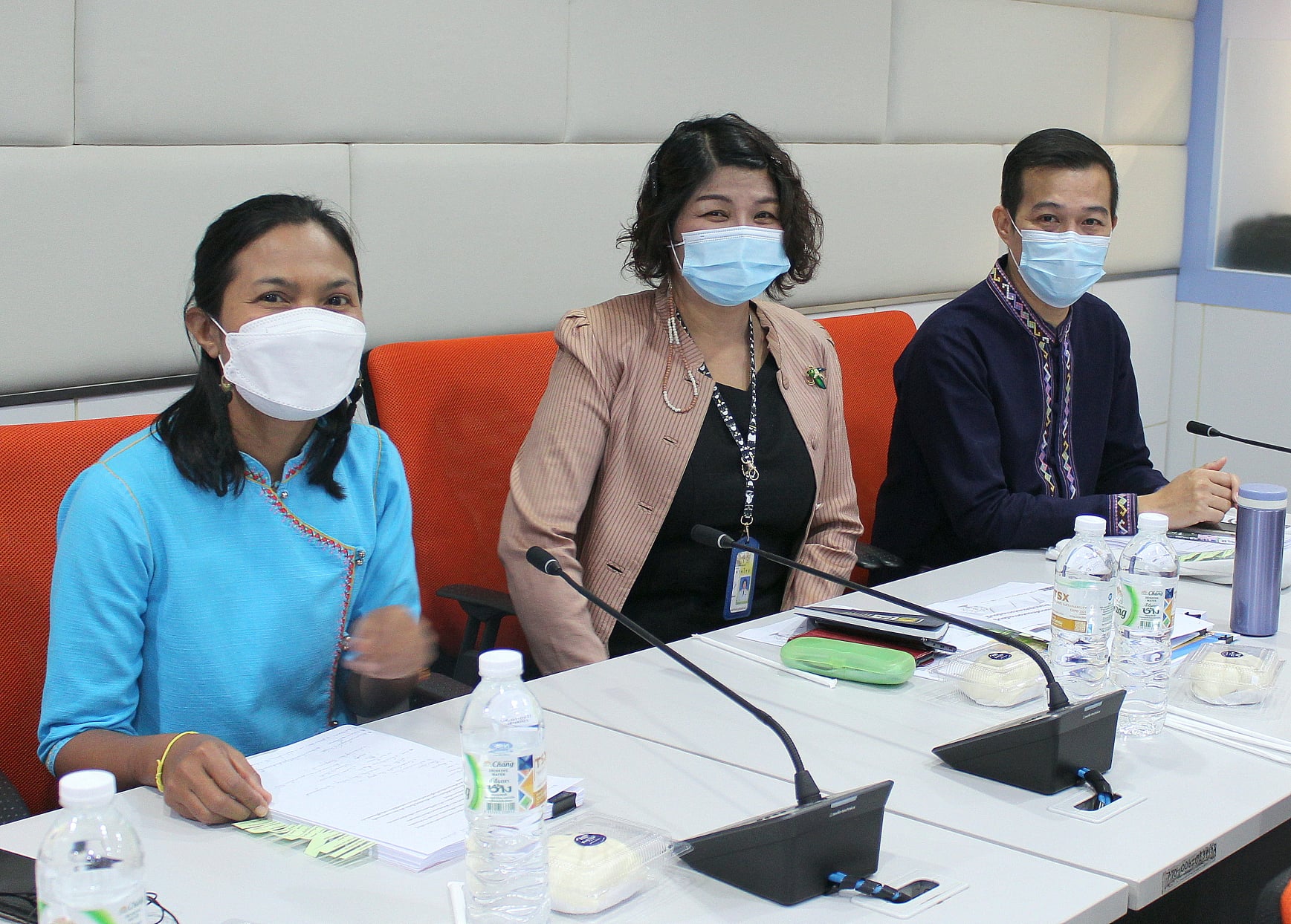 นางพัชรินทร์ ธรรมสาร ผู้อำนวยการกลุ่มงานส่งเสริมการเรียนรู้ชุมชน และนางสาวพิมพ์ชนา พิชาพันธ์โภคิน นักวิชาการพัฒนาชุมชนชำนาญ  เข้าการประชุม Kick off KM Challenge