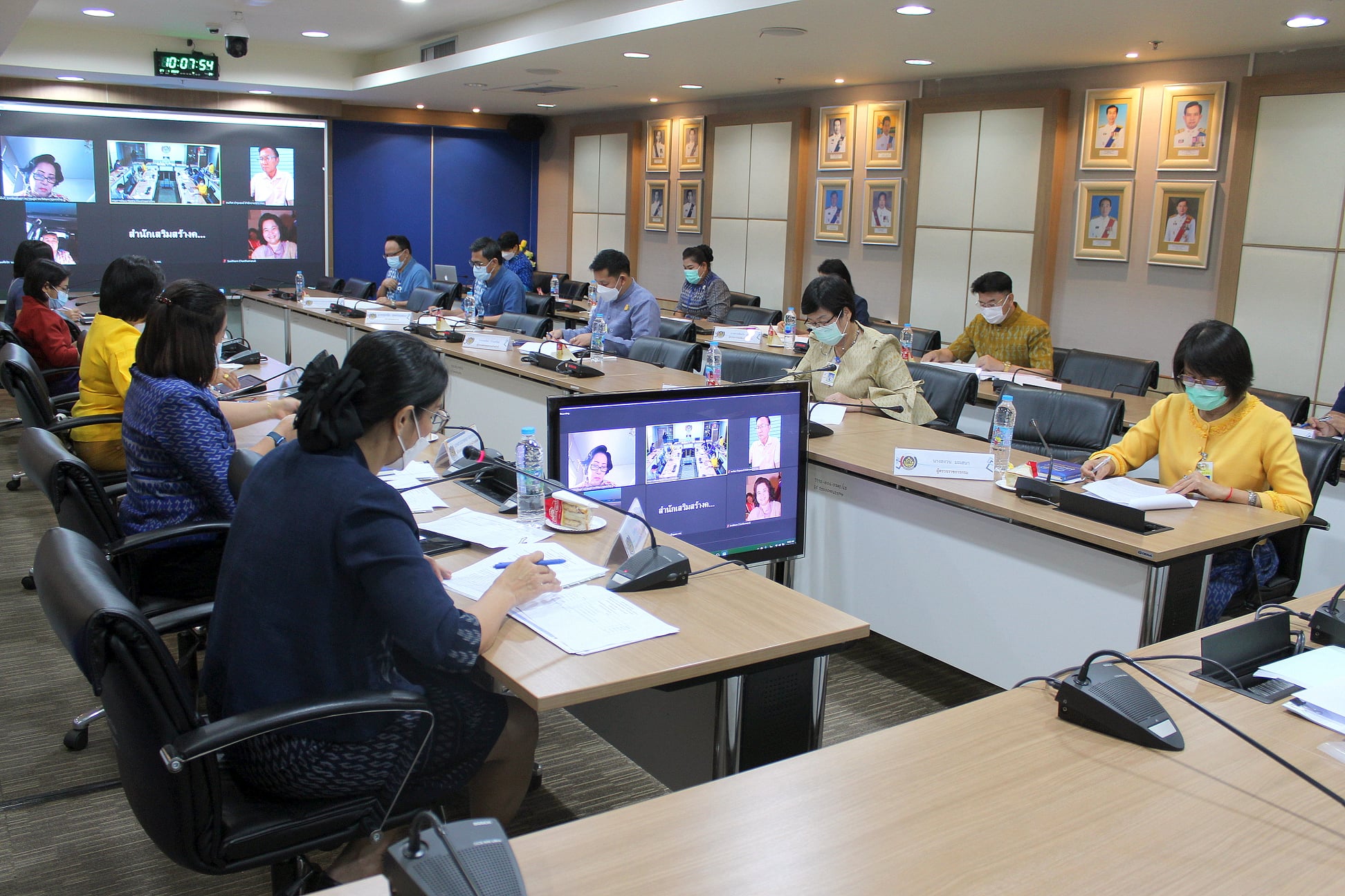 นางสาวนิภา ทองก้อน ผู้อำนวยการสำนักเสริมสร้างความเข้มแข็งชุมชน ประชุมคณะกรรมการบริหารกองทุนพัฒนาเด็กชนบท