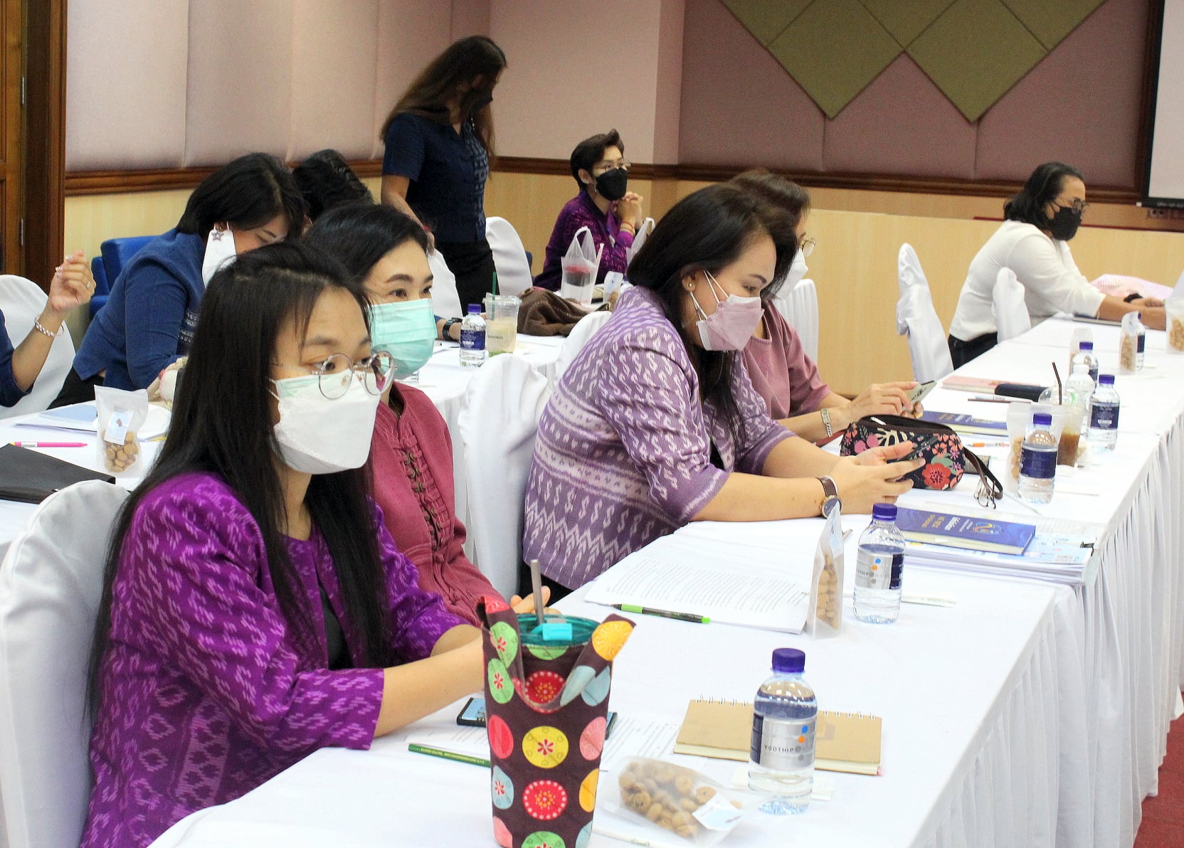นางสาวนิภา ทองก้อน ผู้อำนวยการสำนักเสริมสร้างความเข้มแข็งชุมชน เป็นประธานการประชุมสำนักฯ ครั้งที่ 1/2565