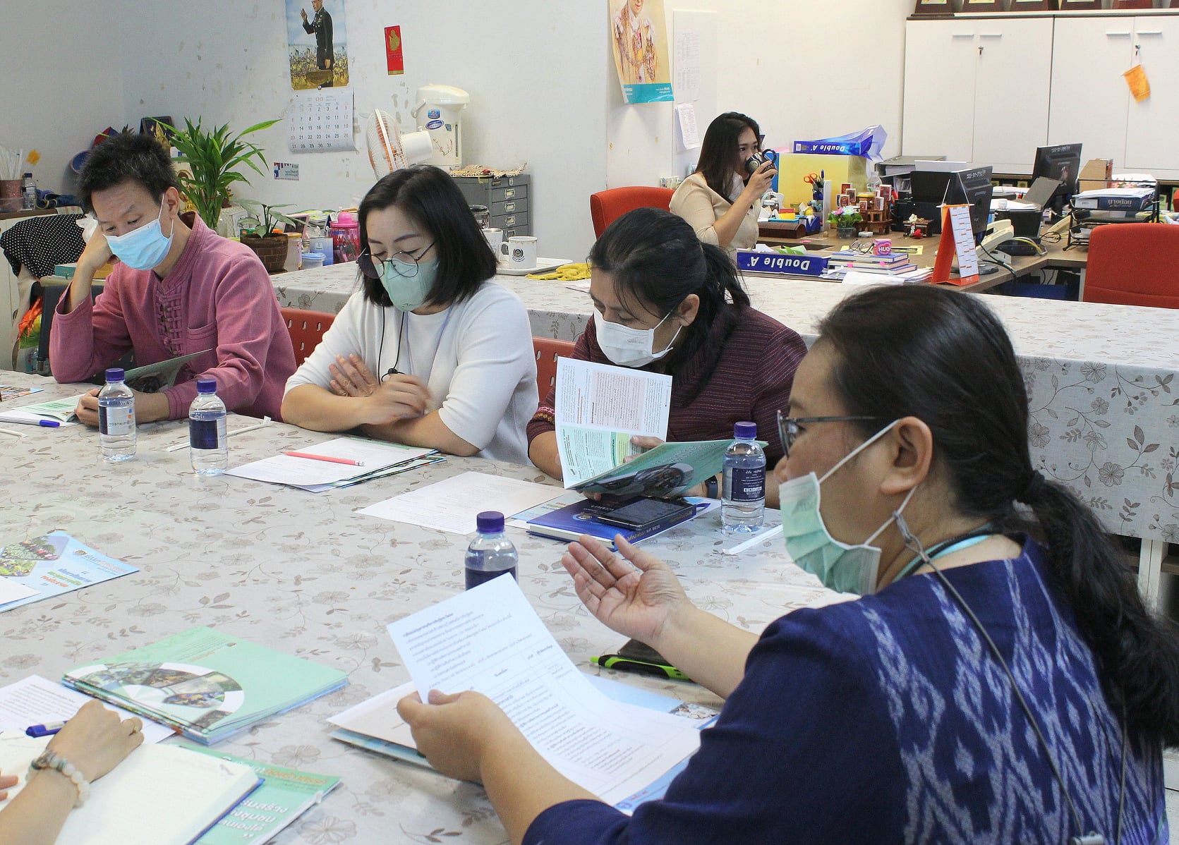 นางสาวพัชรินทร์ ธรรมสาร ผู้อำนวยการกลุ่มงานส่งเสริมการเรียนรู้ชุมชน เป็นประธานการประชุม คณะทำงานจัดทำสื่อส่งเสริมกระบวนการเรียนรู้ชุมชน ประจำปี 2565