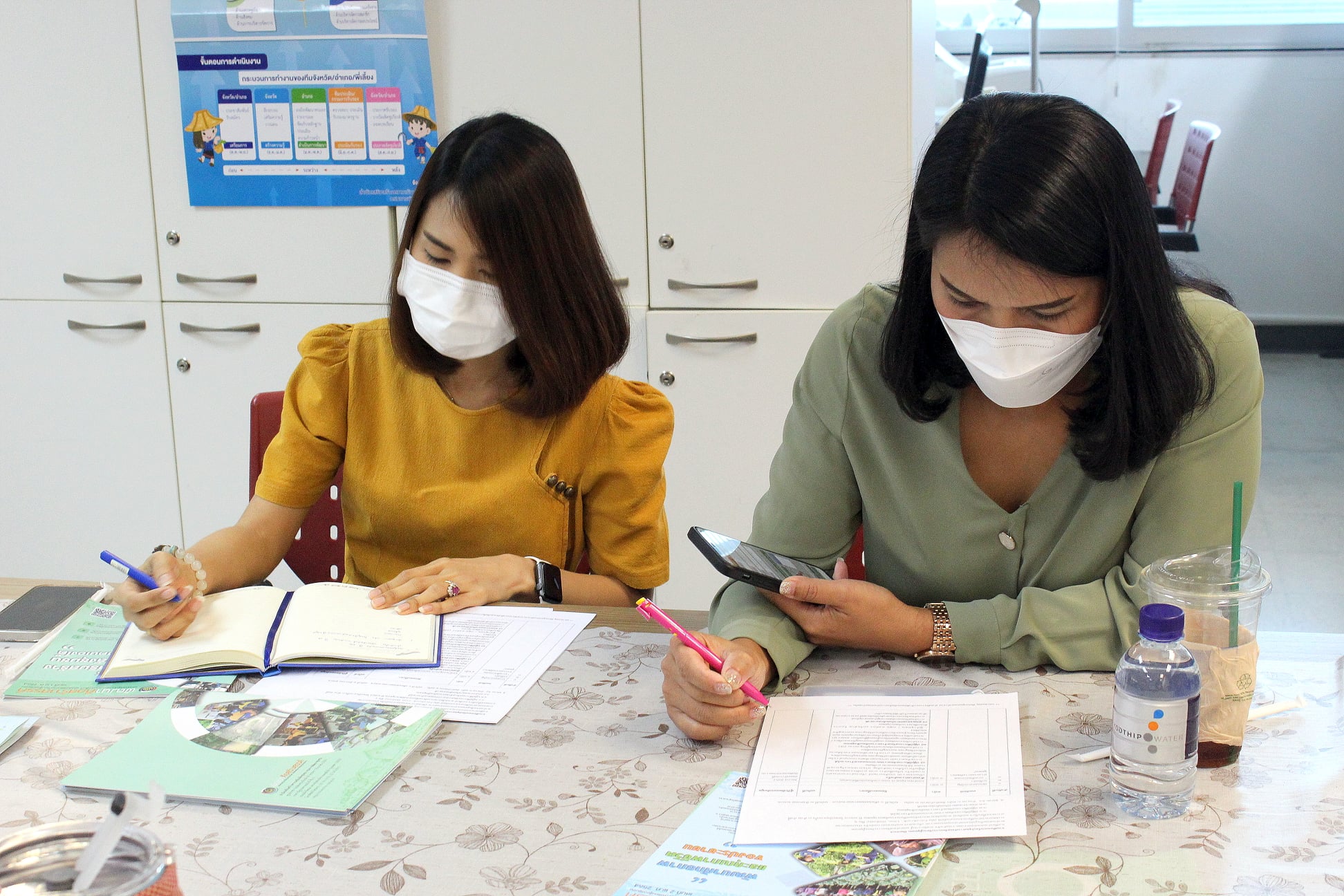 นางสาวพัชรินทร์ ธรรมสาร ผู้อำนวยการกลุ่มงานส่งเสริมการเรียนรู้ชุมชน เป็นประธานการประชุม คณะทำงานจัดทำสื่อส่งเสริมกระบวนการเรียนรู้ชุมชน ประจำปี 2565