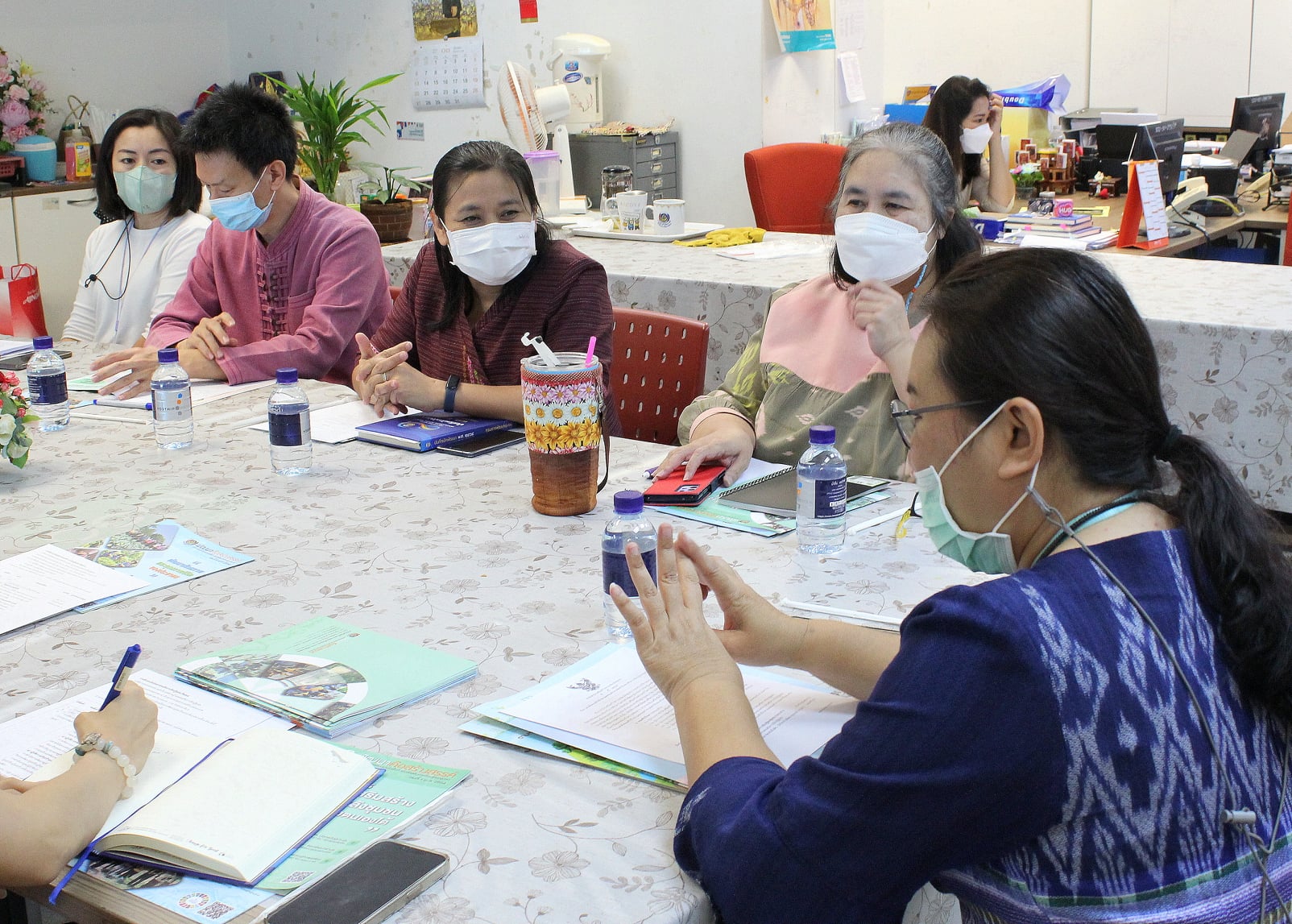 นางสาวพัชรินทร์ ธรรมสาร ผู้อำนวยการกลุ่มงานส่งเสริมการเรียนรู้ชุมชน เป็นประธานการประชุม คณะทำงานจัดทำสื่อส่งเสริมกระบวนการเรียนรู้ชุมชน ประจำปี 2565
