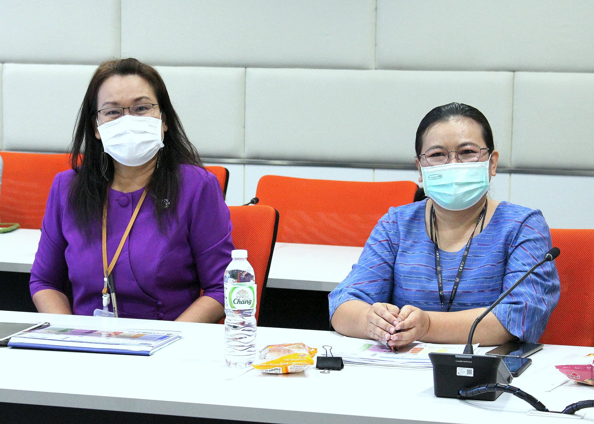 นางสาวนิภา ทองก้อน ผู้อำนวยการสำนักเสริมสร้างความเข้มแข็งชุมชน ร่วมหารือ”แนวทางการดำเนินโครงการ โคก หนอง นา