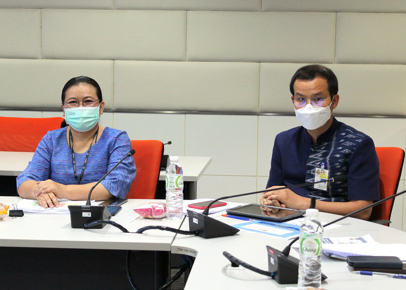 นางสาวนิภา ทองก้อน ผู้อำนวยการสำนักเสริมสร้างความเข้มแข็งชุมชน ร่วมหารือ”แนวทางการดำเนินโครงการ โคก หนอง นา