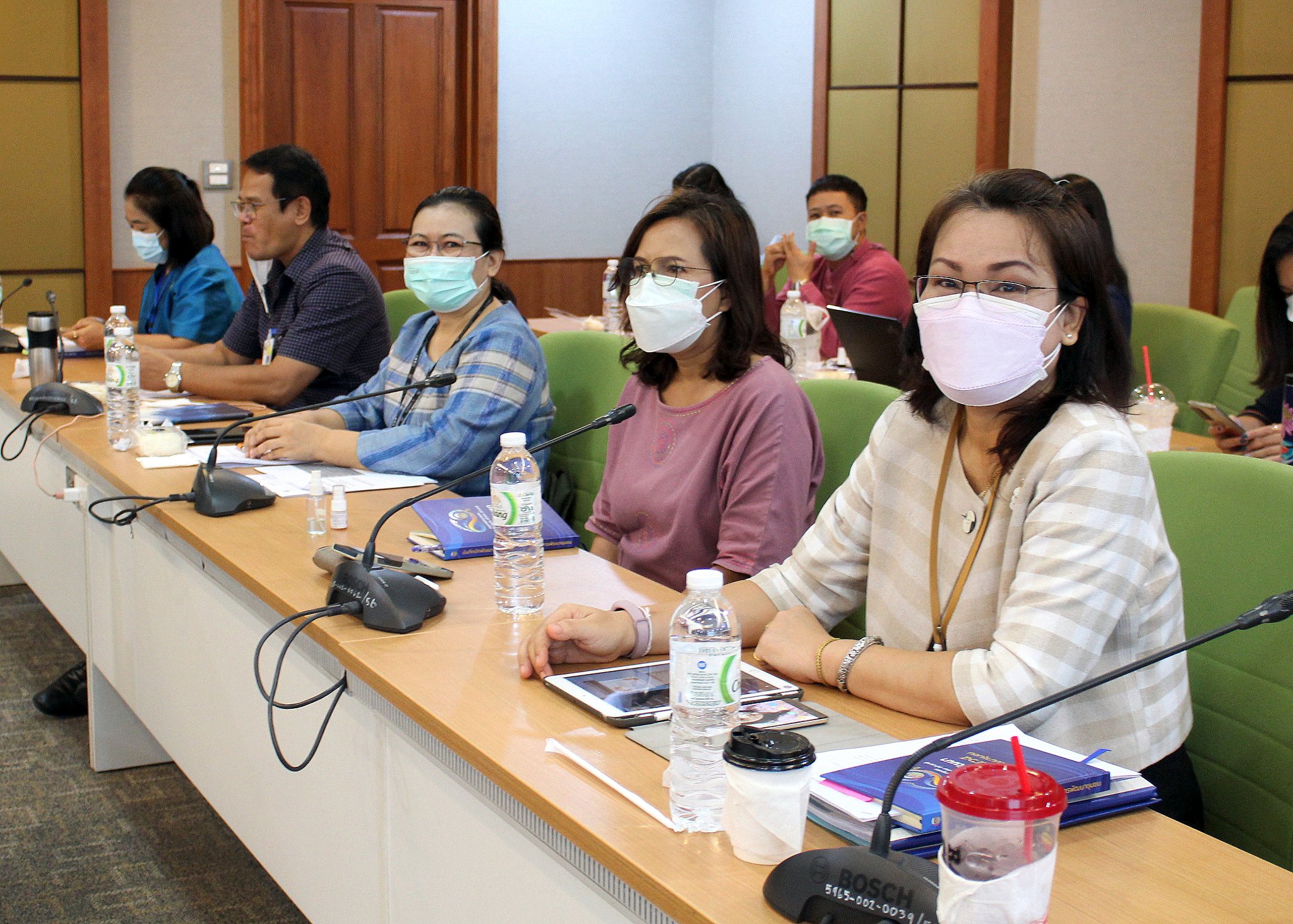 นางสาวนิภา ทองก้อน ผู้อำนวยการสำนักเสริมสร้างความเข้มแข็งชุมชน เป็นประธานการประชุมสำนักฯ