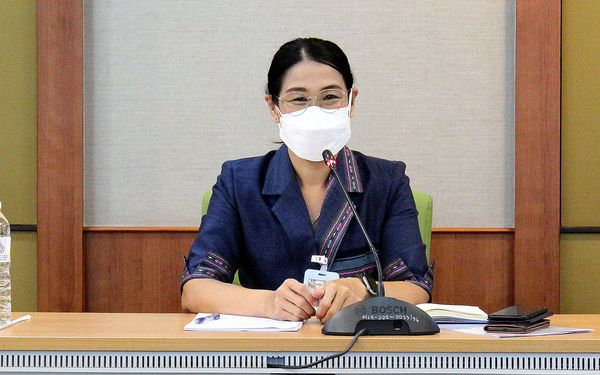 นางสาวนิภา ทองก้อน ผู้อำนวยการสำนักเสริมสร้างความเข้มแข็งชุมชน เป็นประธานการประชุมสำนักฯ
