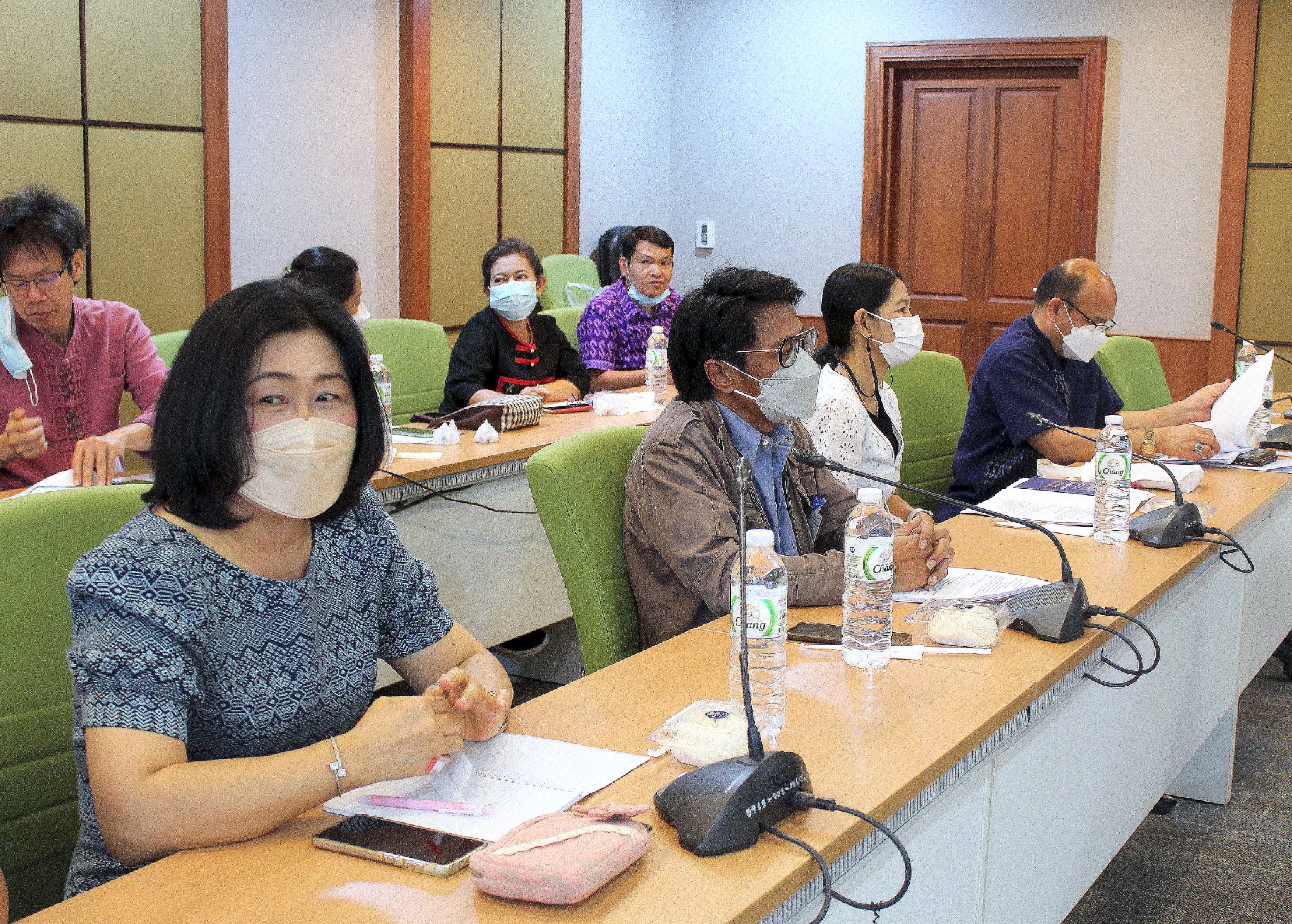 นางสาวนิภา ทองก้อน ผู้อำนวยการสำนักเสริมสร้างความเข้มแข็งชุมชน เป็นประธานการประชุมสำนักฯ