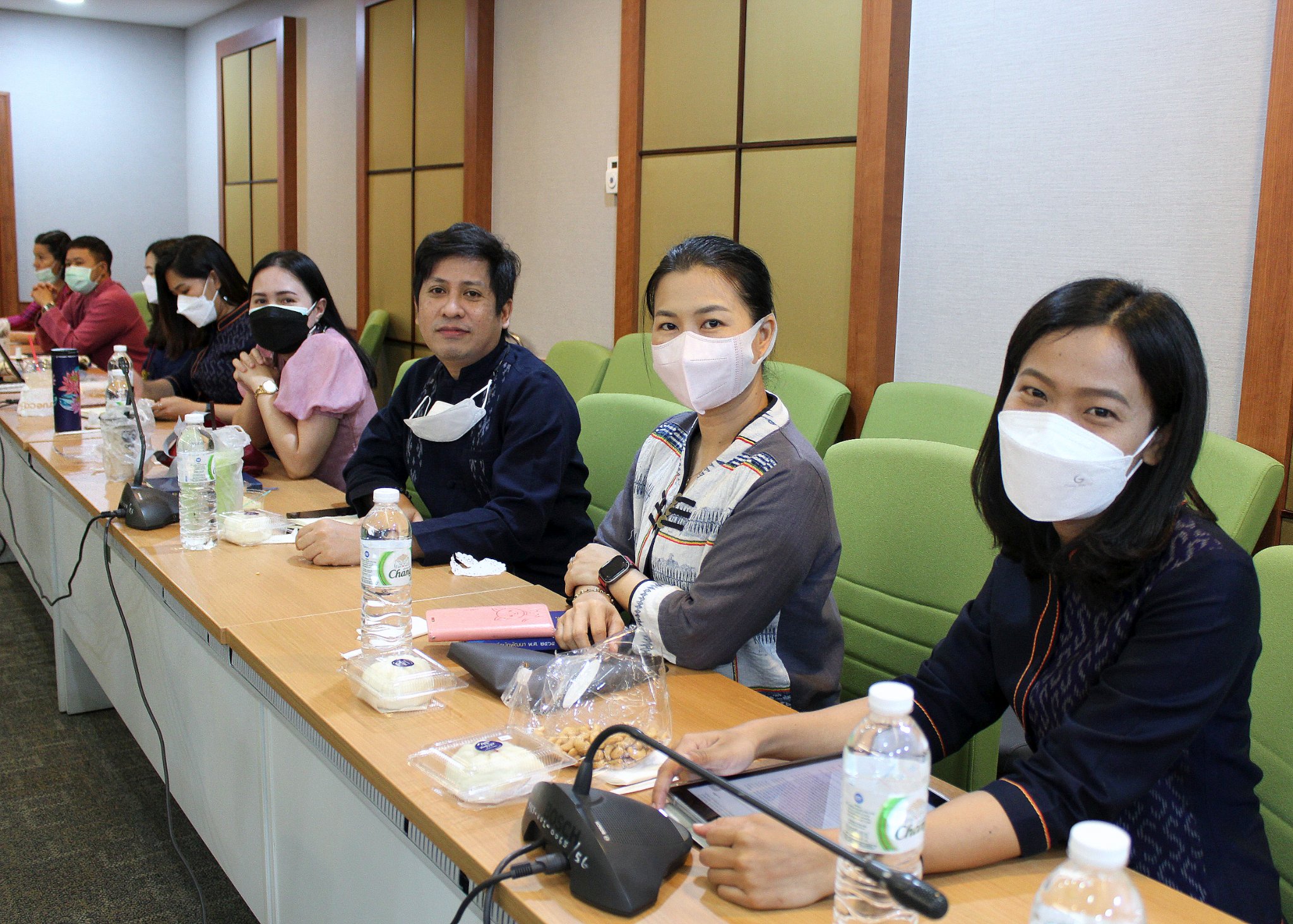 นางสาวนิภา ทองก้อน ผู้อำนวยการสำนักเสริมสร้างความเข้มแข็งชุมชน เป็นประธานการประชุมสำนักฯ