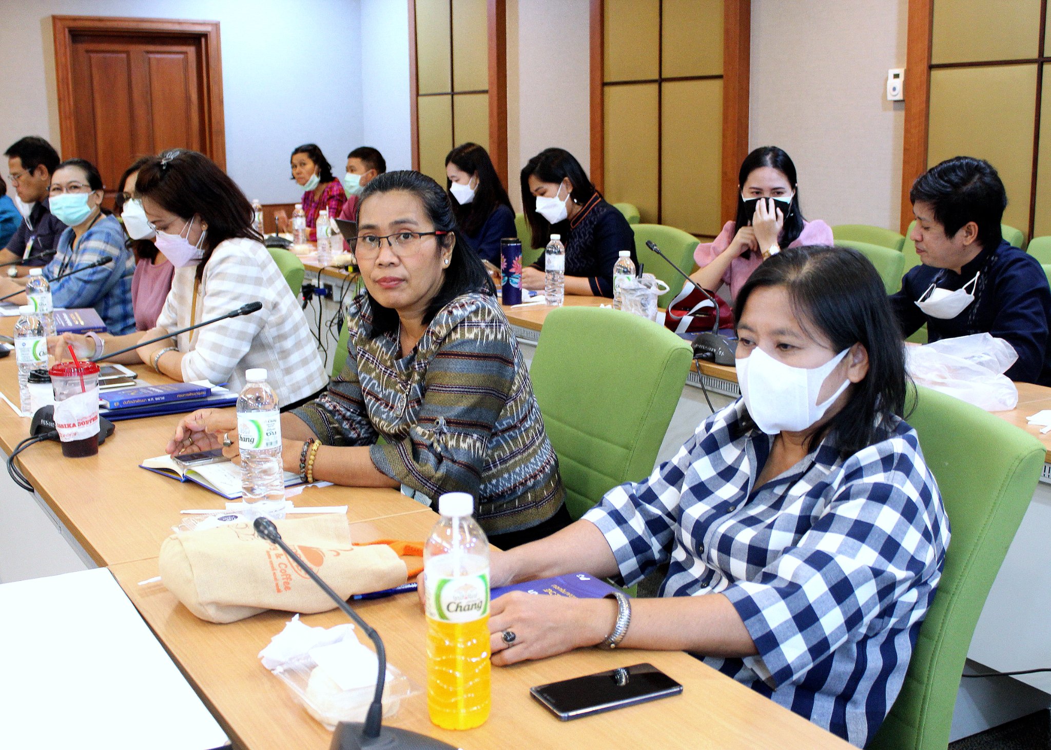 นางสาวนิภา ทองก้อน ผู้อำนวยการสำนักเสริมสร้างความเข้มแข็งชุมชน เป็นประธานการประชุมสำนักฯ